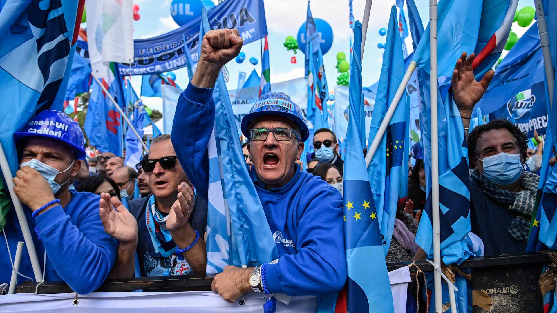 Image for the title: Giant Rome rally urges ban on extreme right 