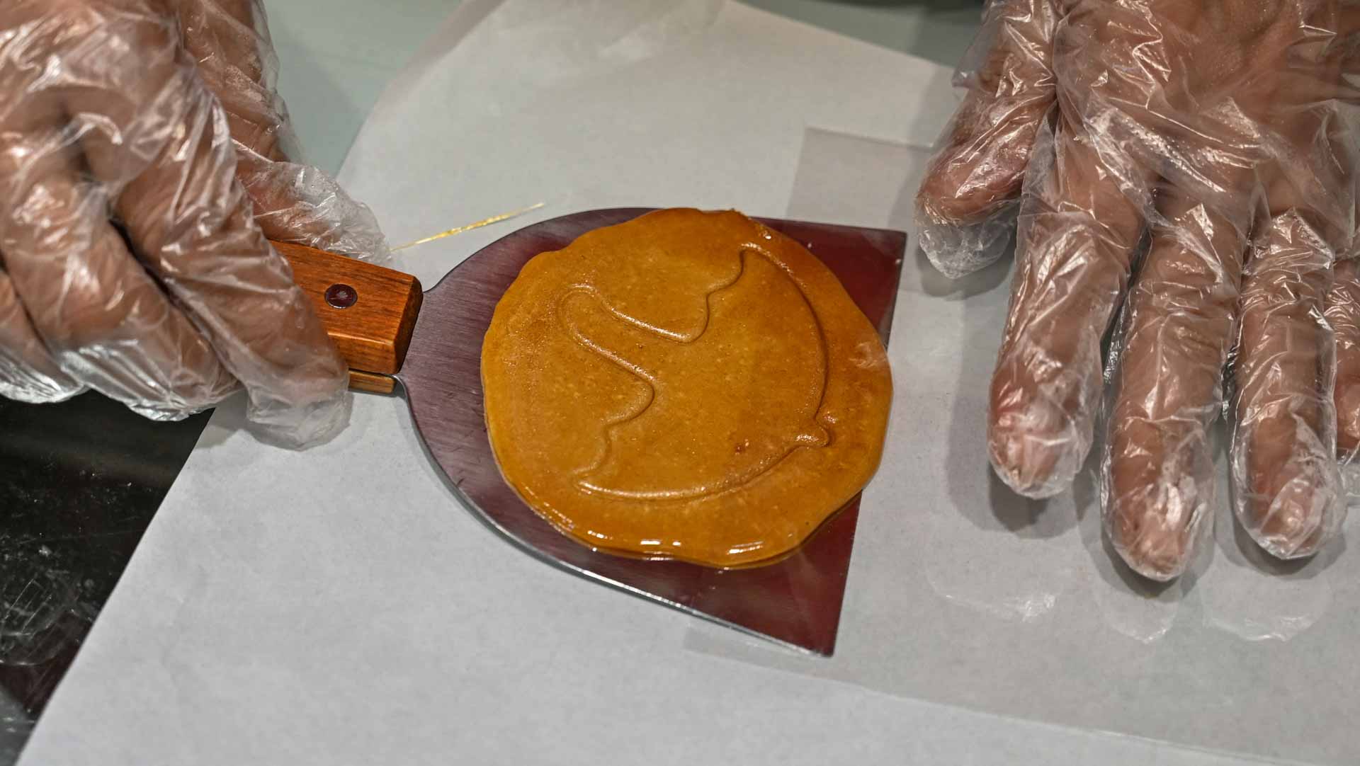 Image for the title: Beijing cake shop hosts 'Squid Game' biscuit making 