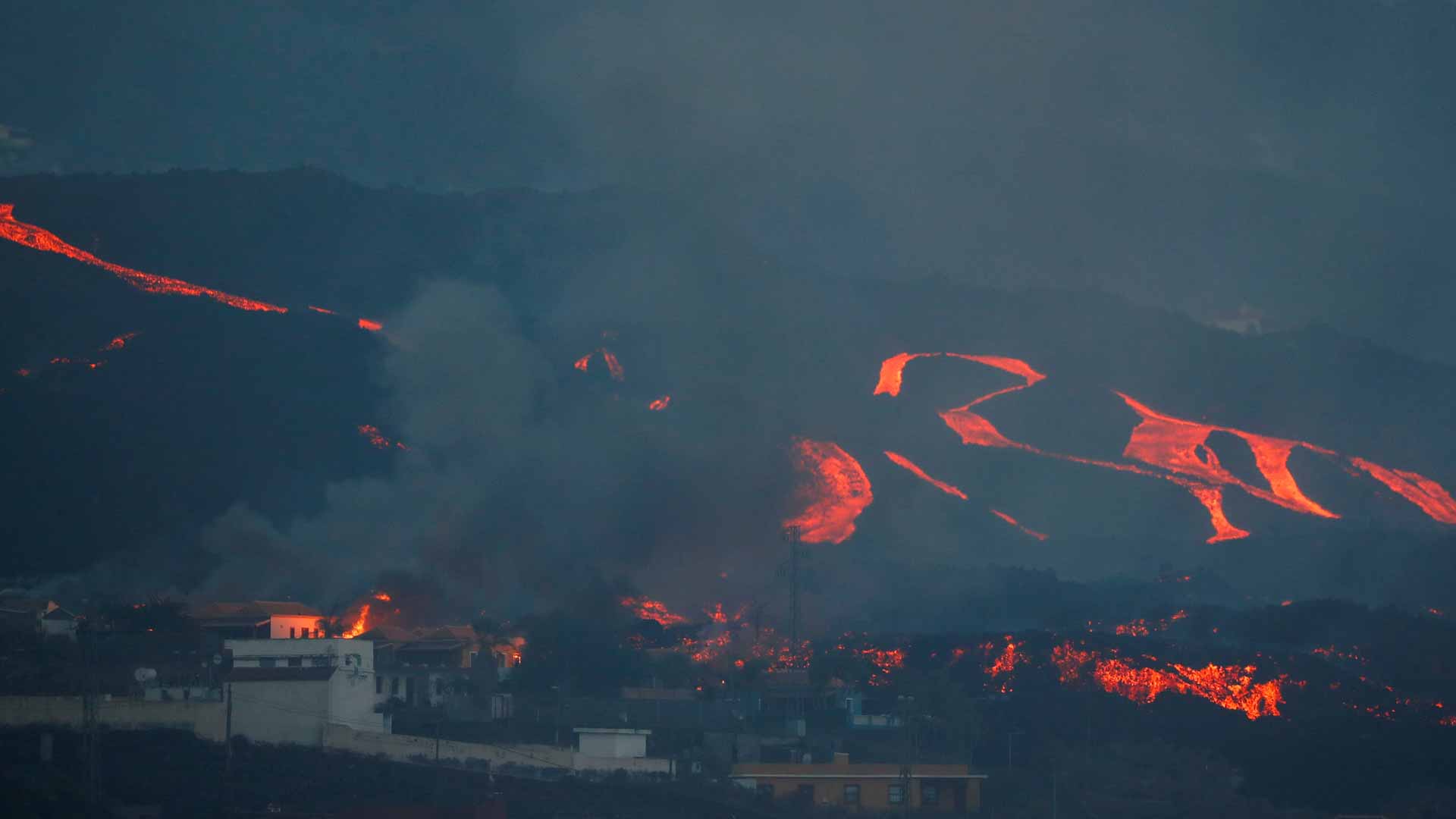 صورة بعنوان: بيأس ومرارة...لا نهاية وشيكة لثوران بركان جزيرة لا بالما الإسبانية 