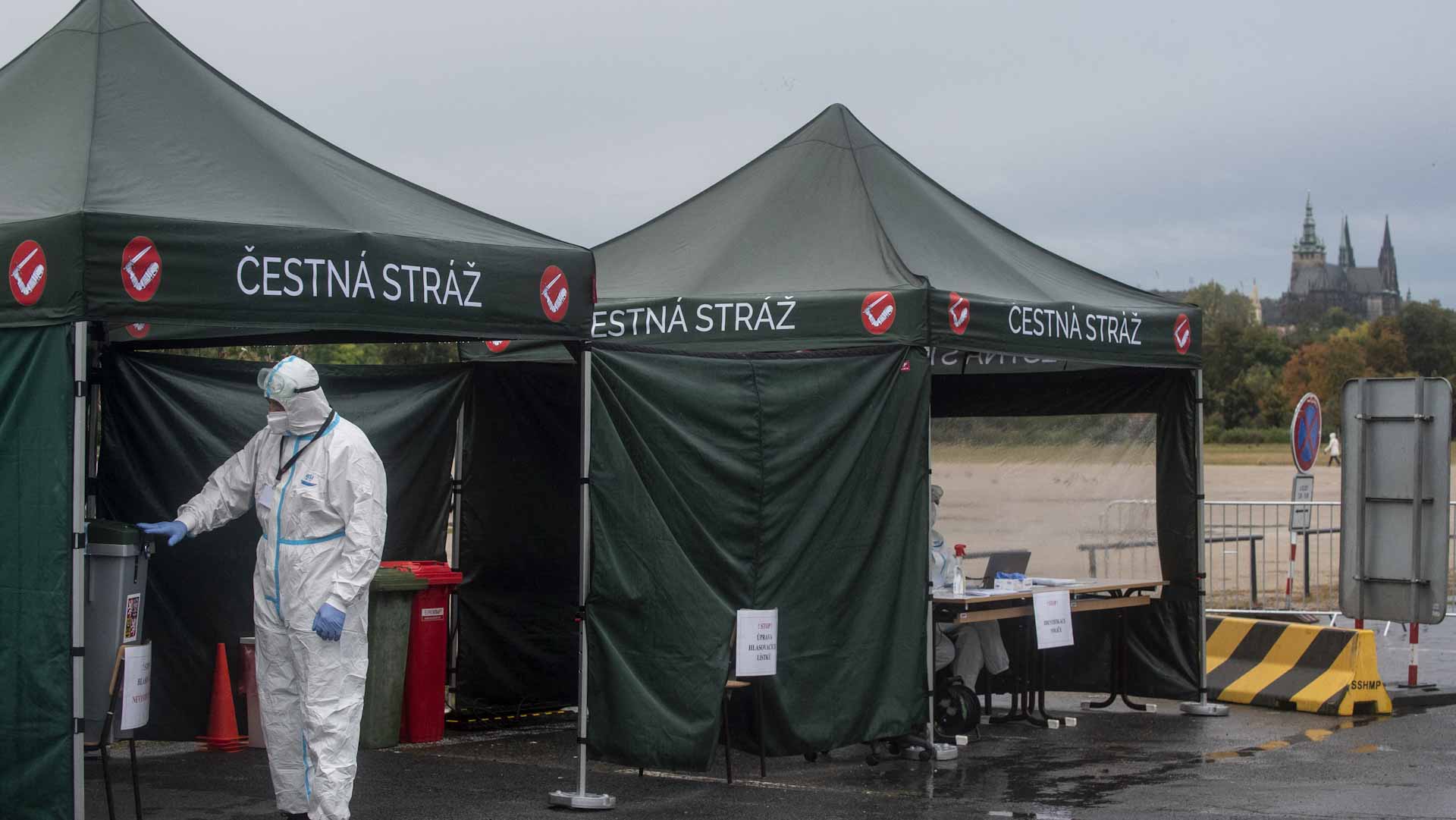 Image for the title: Czechs report highest daily tally of COVID-19 cases since April 