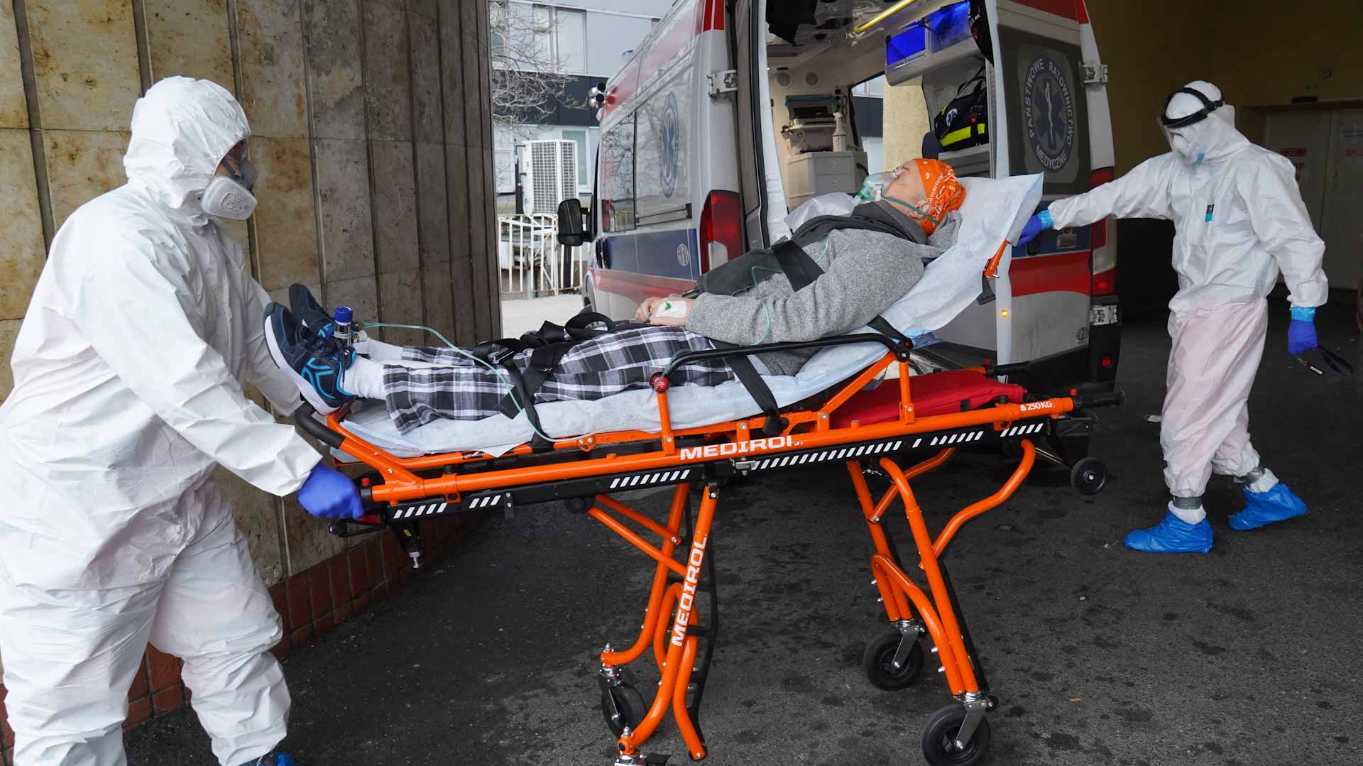 Image for the title: Polish daily COVID-19 cases rise almost 85% in one week 