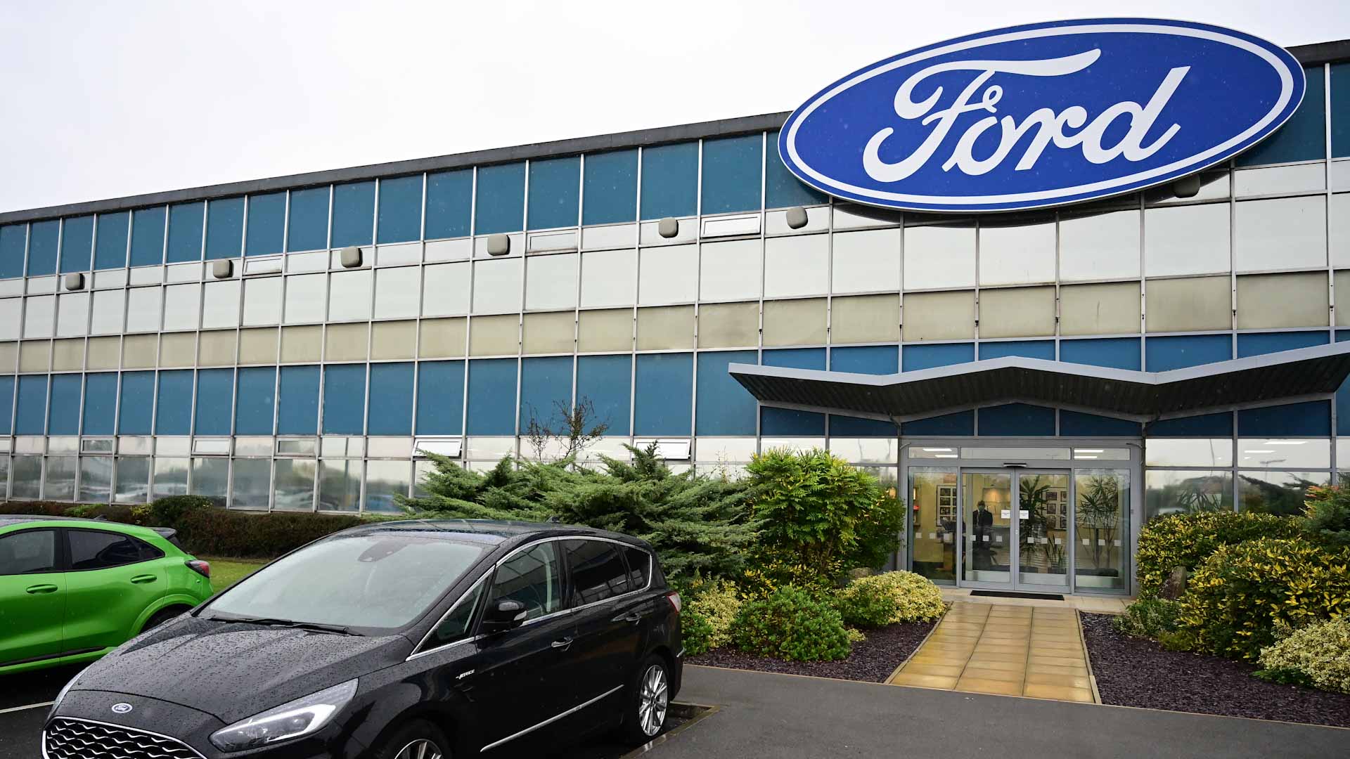 Image for the title: Ford to drive electric transformation at UK car plant 