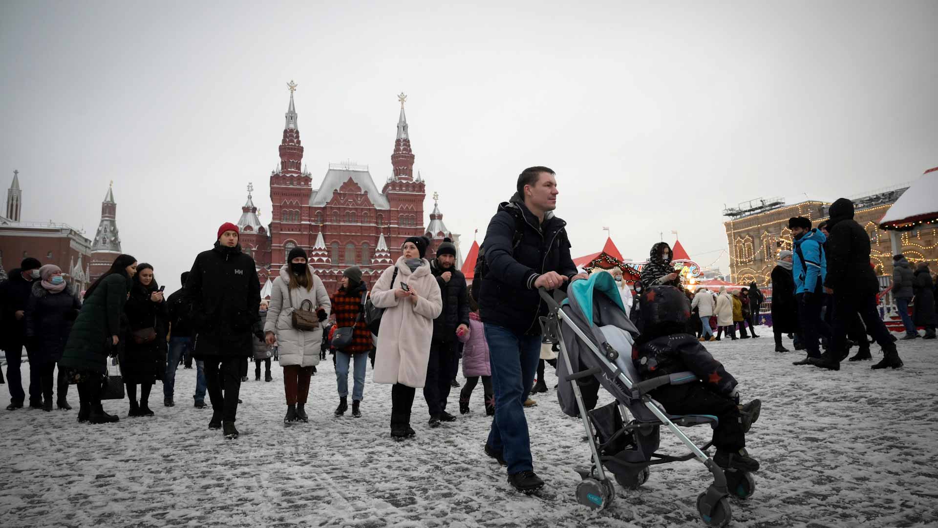 Image for the title: Russia's Saint Petersburg tightens virus controls 