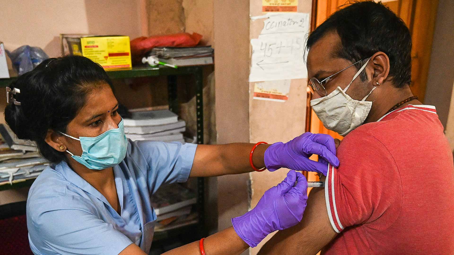 Image for the title: India administers 1 billion COVID-19 vaccine doses 