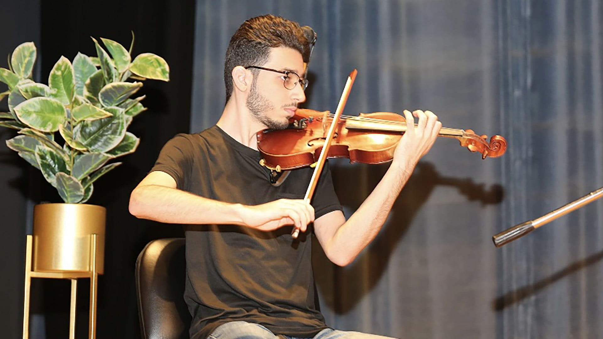 صورة بعنوان: مركز ثقافي دبا الحصن يحيي أمسية فنية تمزج الموسيقا بالفن التشكيلي 