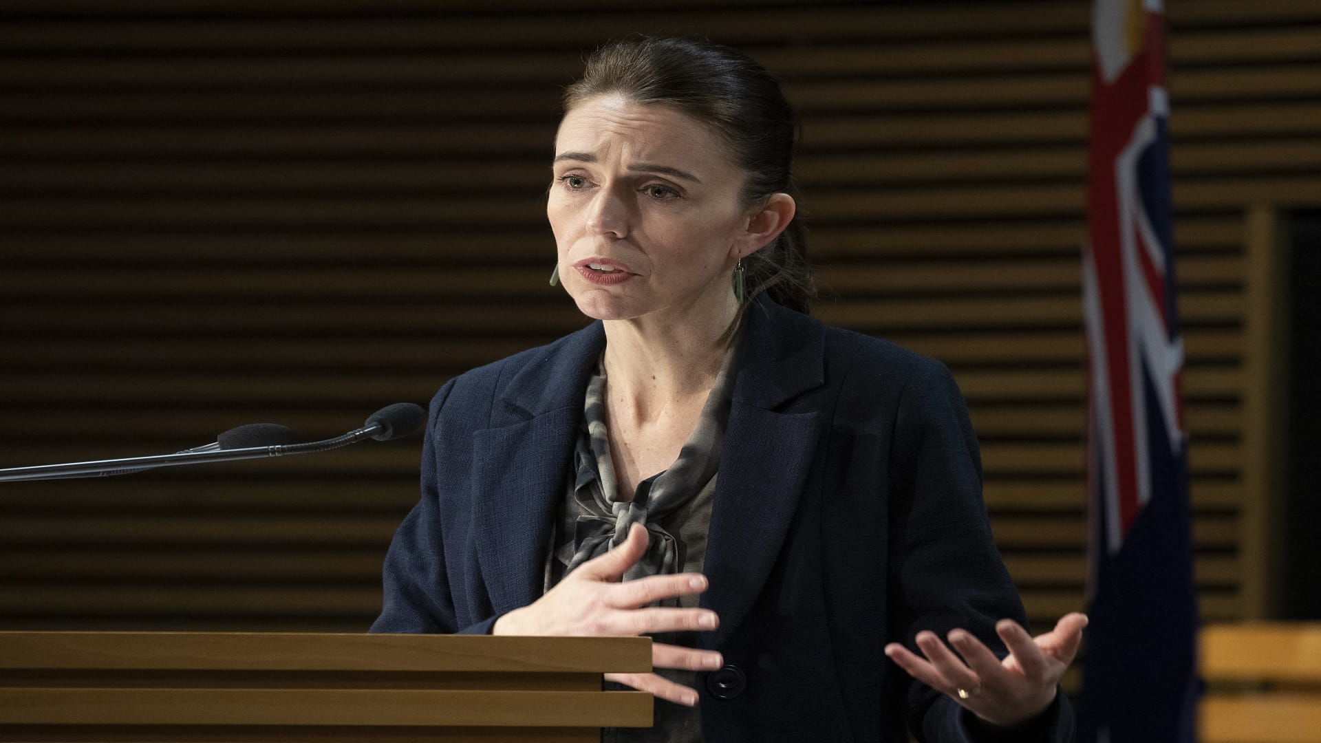 Image for the title: New Zealand sets 90% vaccine target for ending COVID-19 lockdown 