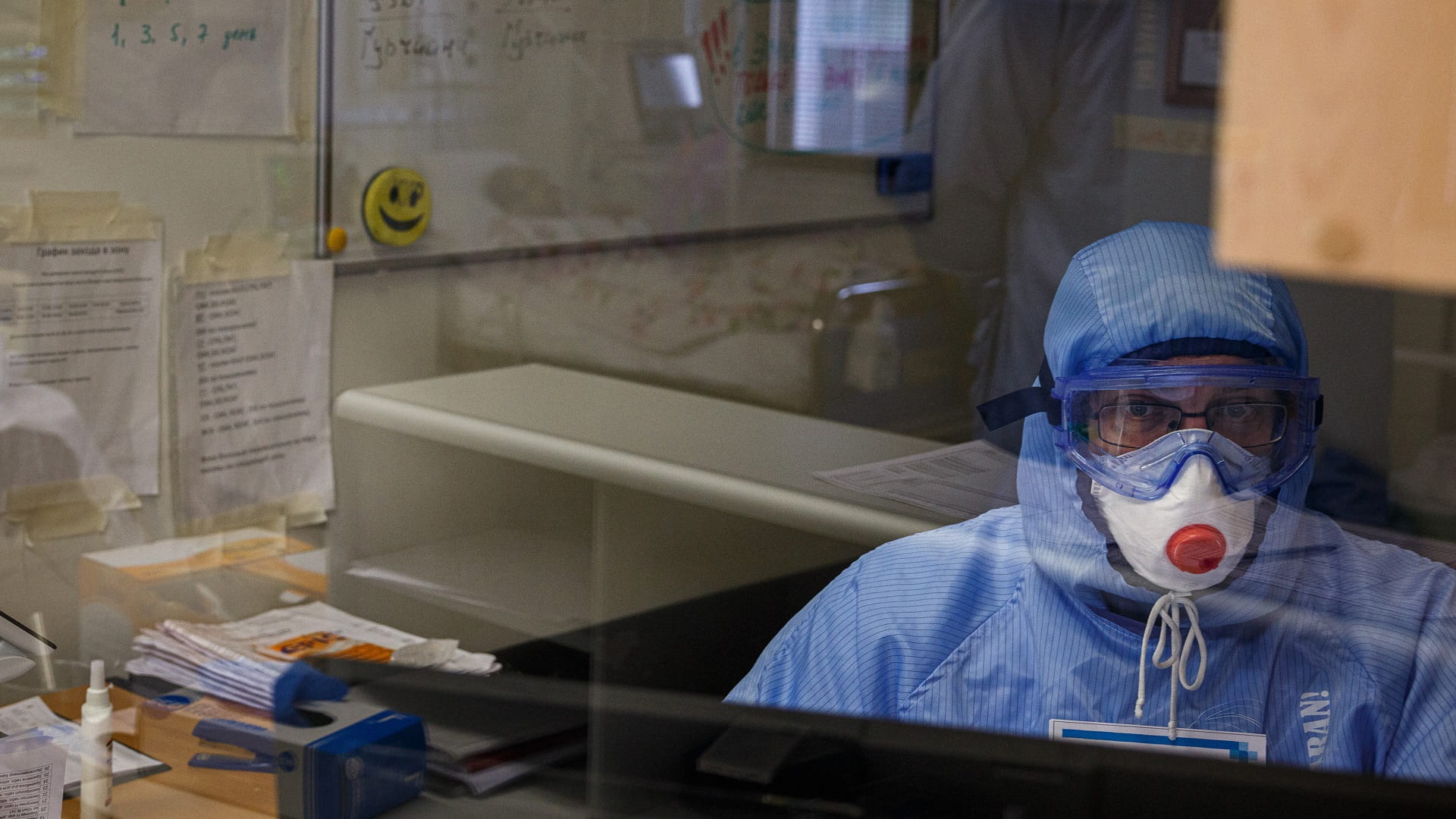 Image for the title: Daily COVID deaths in Russia hit record for fourth straight day 