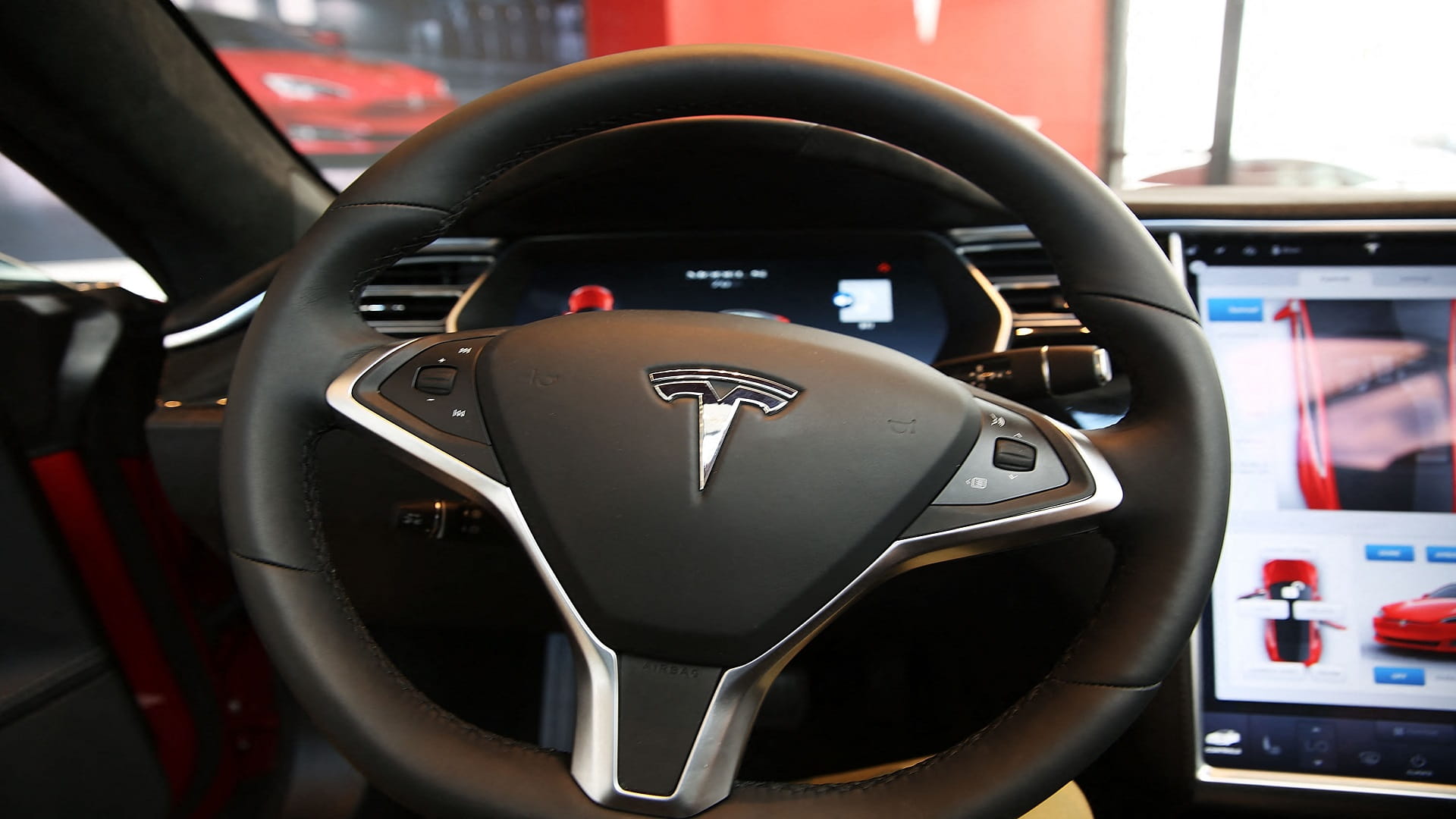 Image for the title: Tesla pulls its Full Self-Driving beta due to software 'issues' 