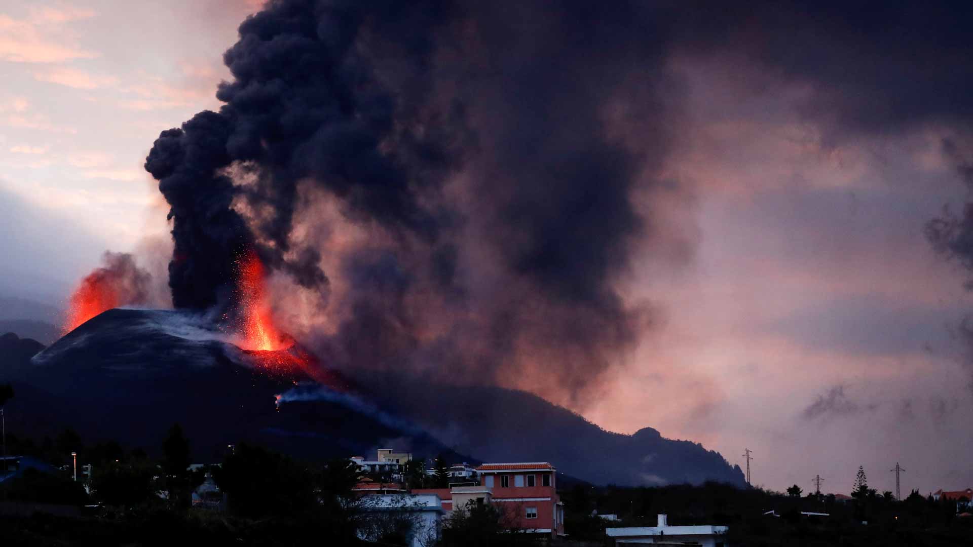 Image for the title: Spain vows to speed up aid to volcano-hit La Palma 