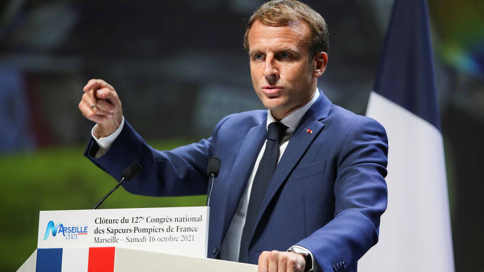 صورة بعنوان: ماكرون يدعو للإفراج فوراً عن رئيس الوزراء السوداني  