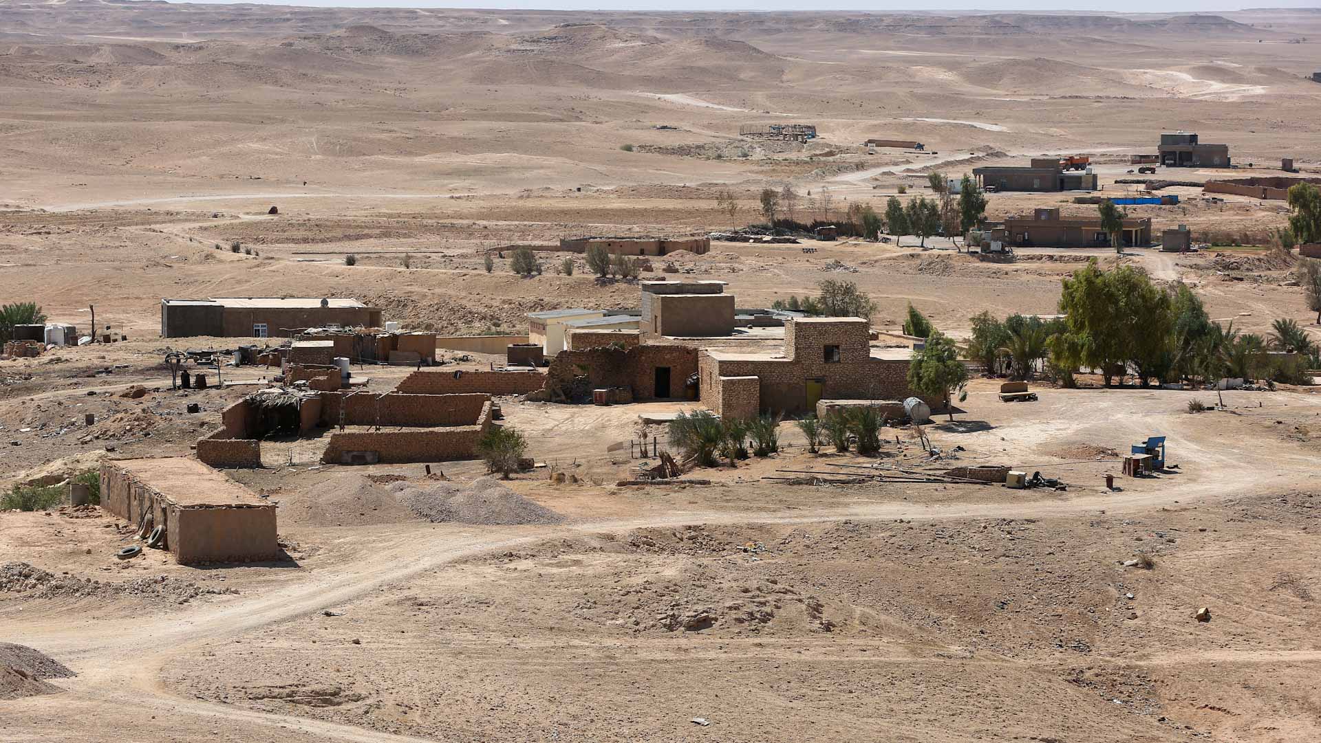Image for the title: 'Simple' life in Iraqi desert village cut off from the grid 