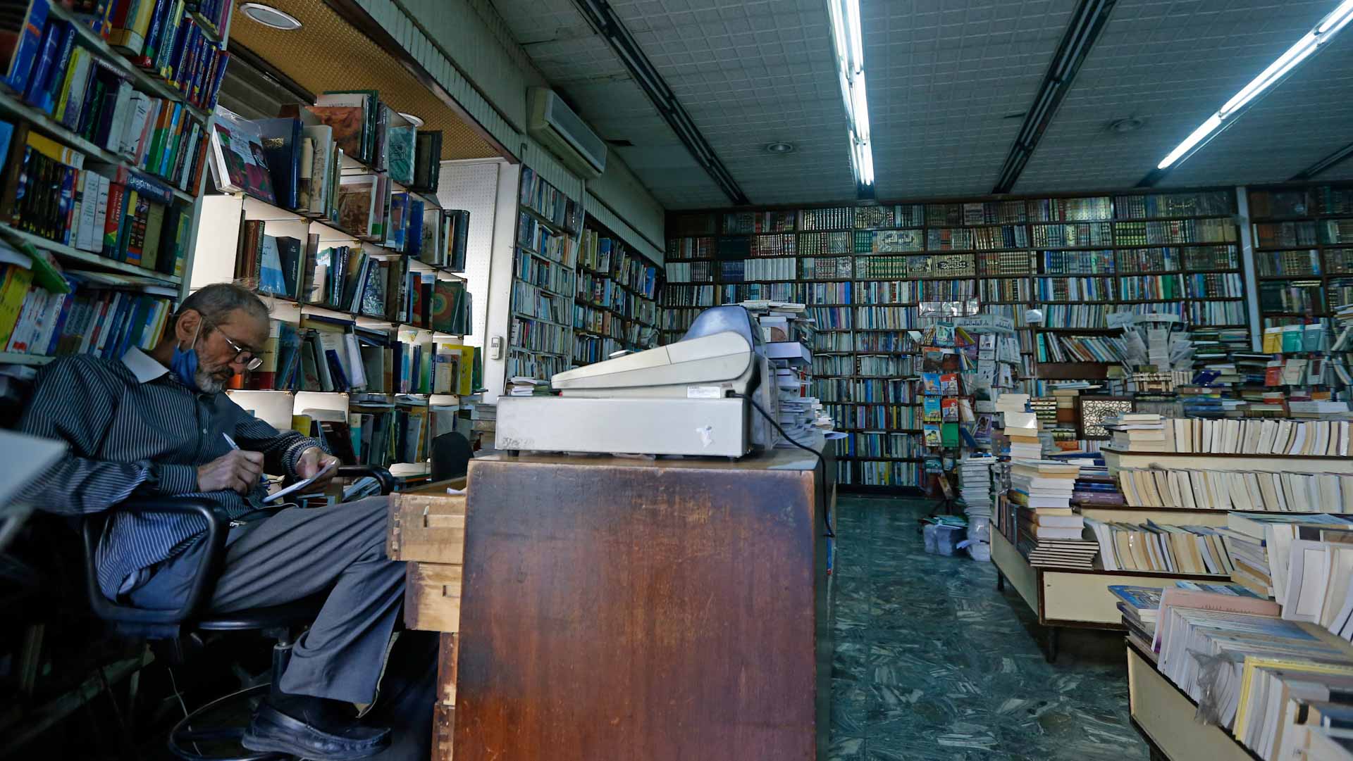 Image for the title: Damascus bookshops disappear as crisis hits culture 