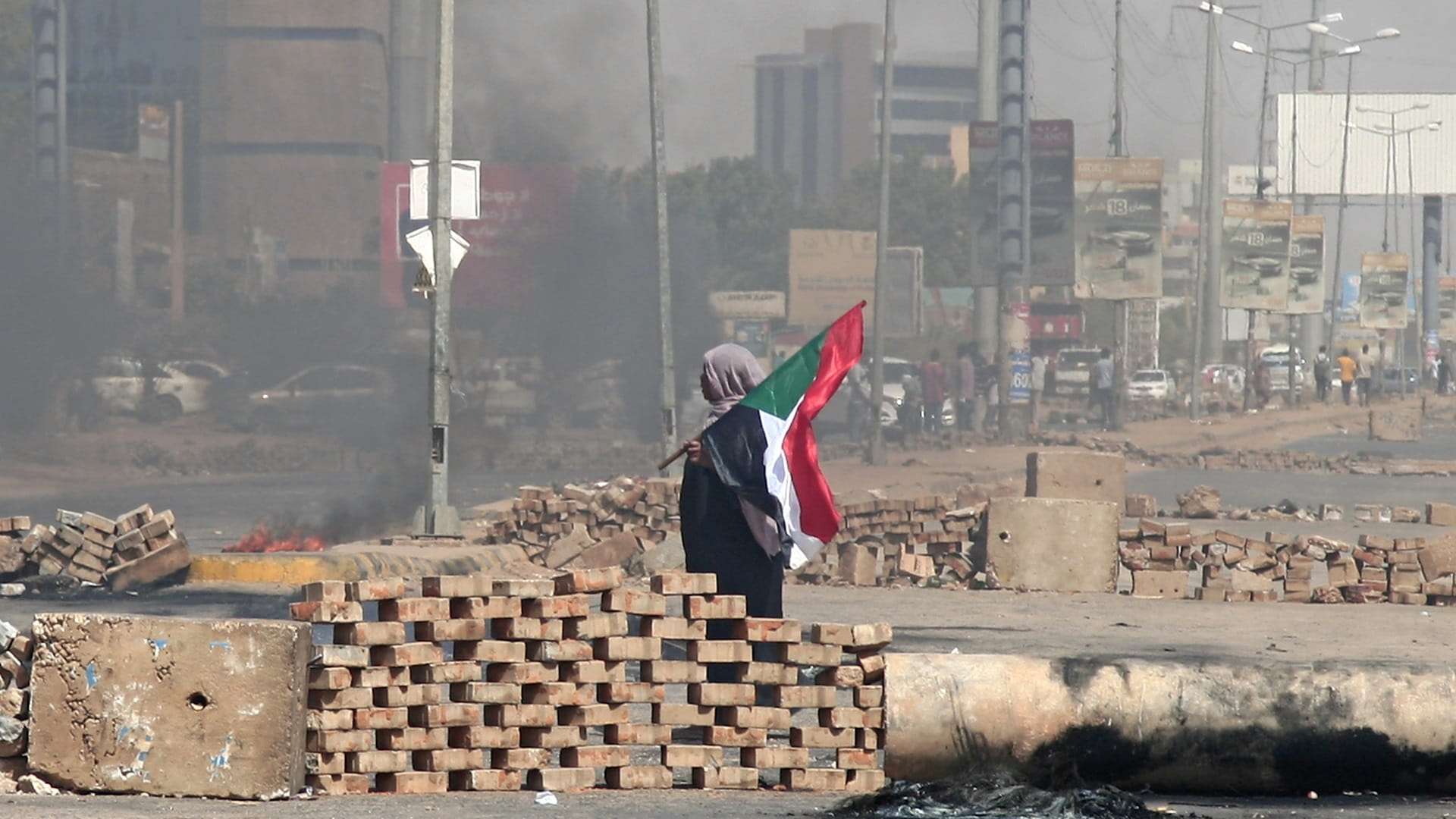 صورة بعنوان: رئيس الوزراء السوداني يعود إلى منزله في الخرطوم 