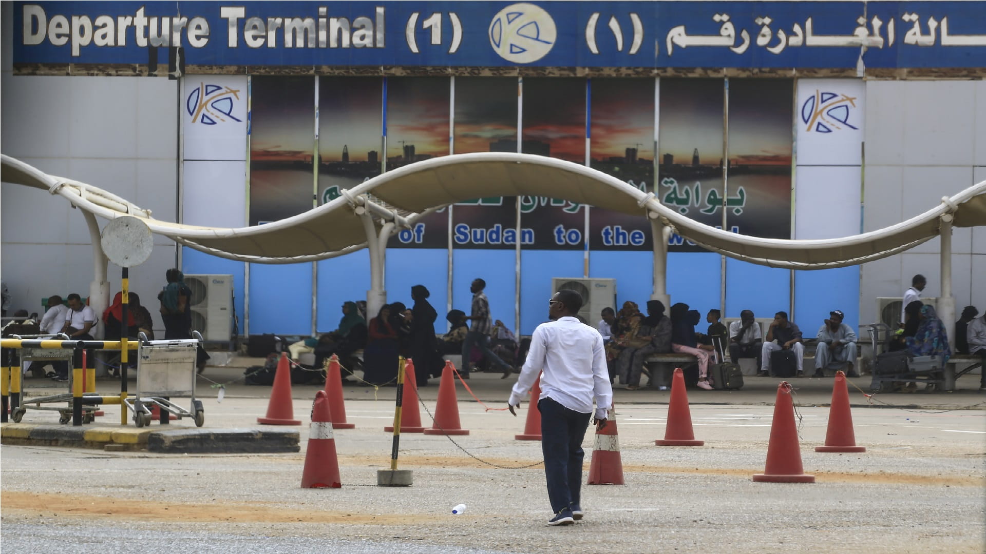 صورة بعنوان: السودان يعلق الرحلات الجوية القادمة والمغادرة من مطارات البلاد 