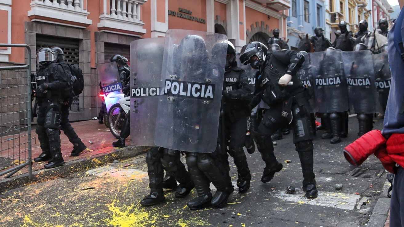Image for the title: Ecuador demonstrators block some roads, dozens arrested 