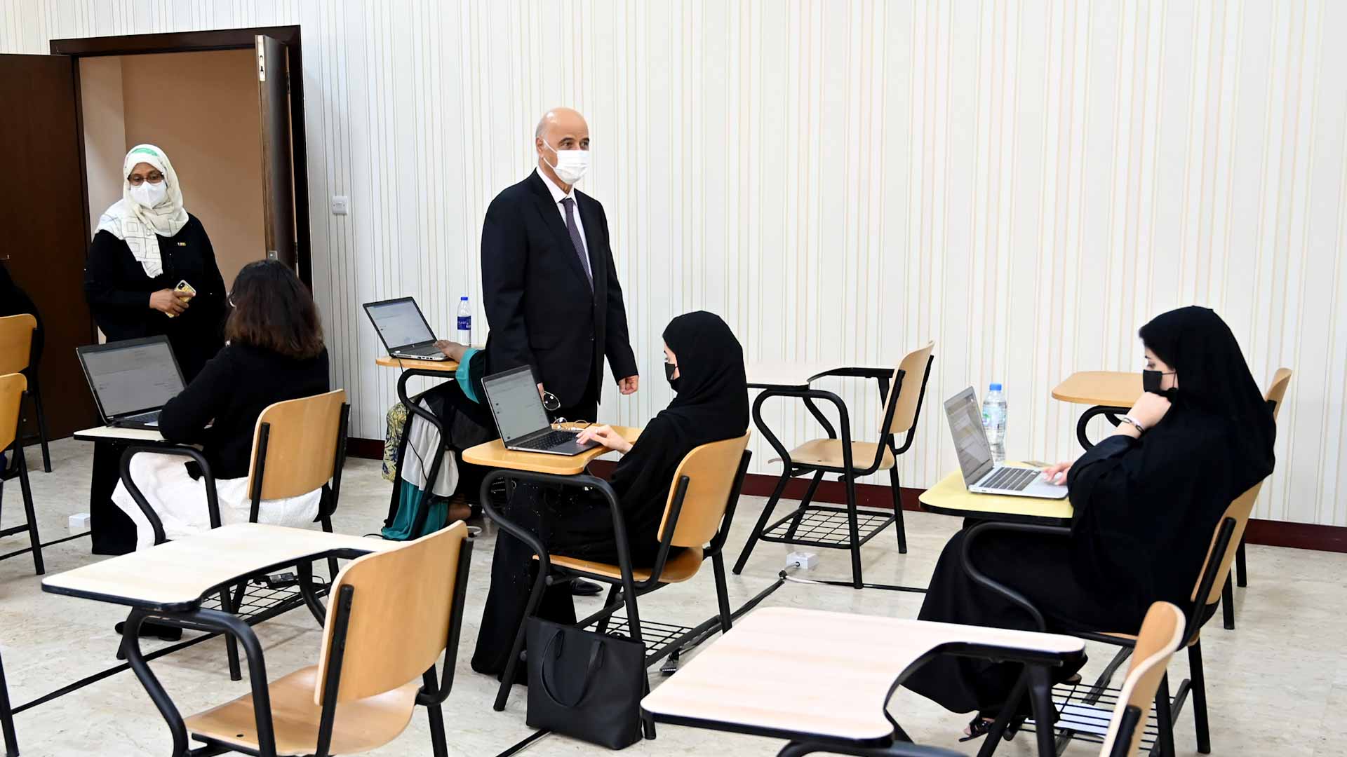 صورة بعنوان: جامعة الشارقة تجري امتحانات المنتصف حضورياً لجميع طلبتها 