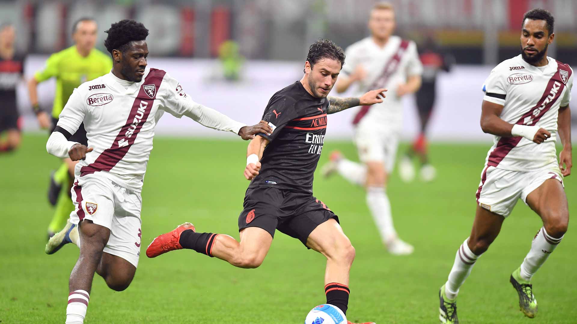 Image for the title: Early Giroud strike sends AC Milan top of Serie A 