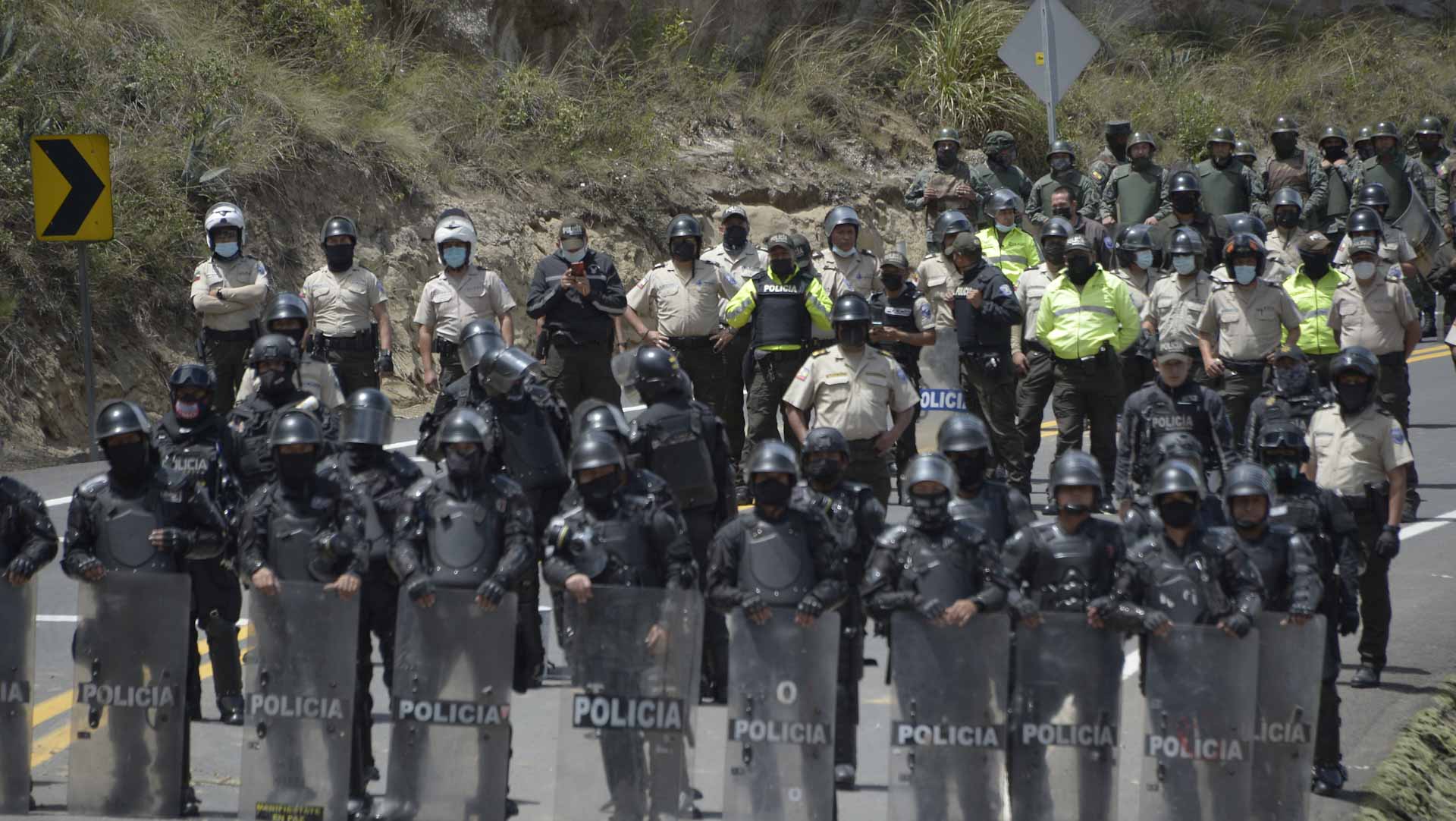 Image for the title: Ecuadorans block roads on second day of fuel price protests 