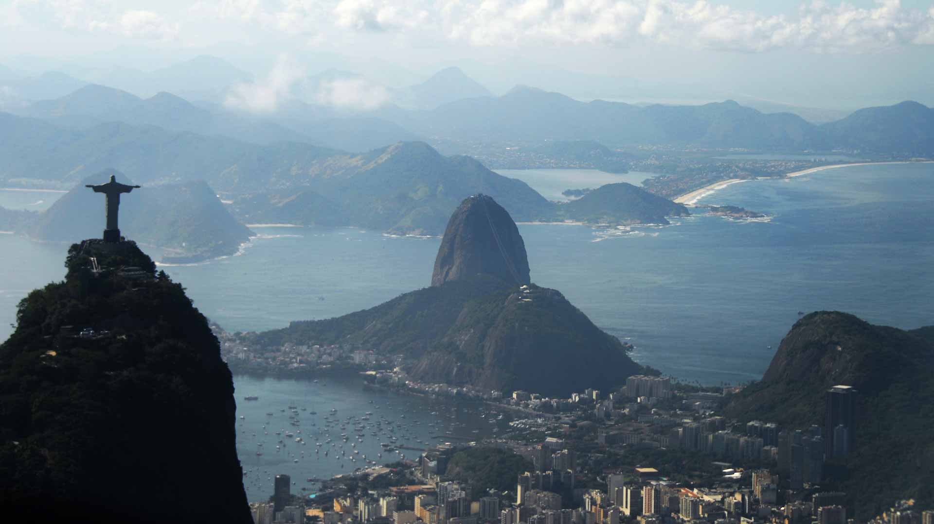Image for the title: Rio de Janeiro lifts outdoor mask requirement 