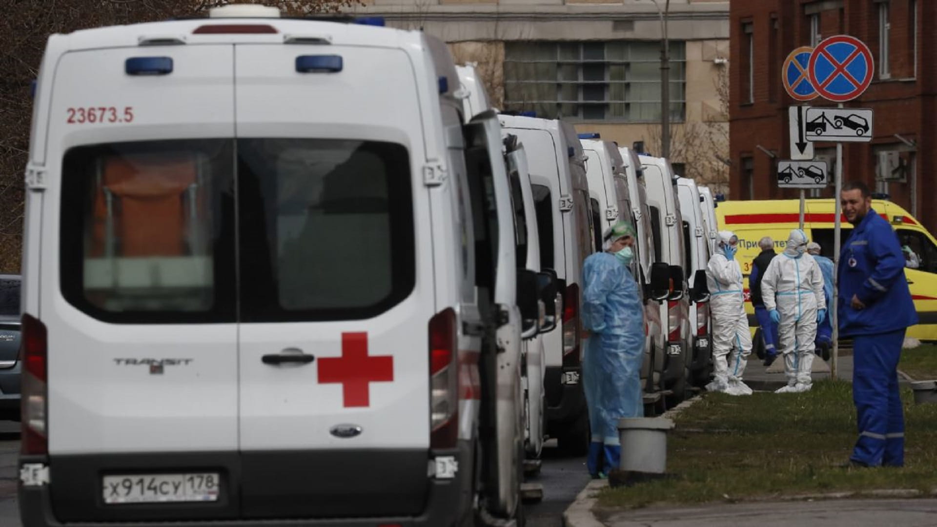 Image for the title: Russia registers new all-time high of 1,163 deaths 