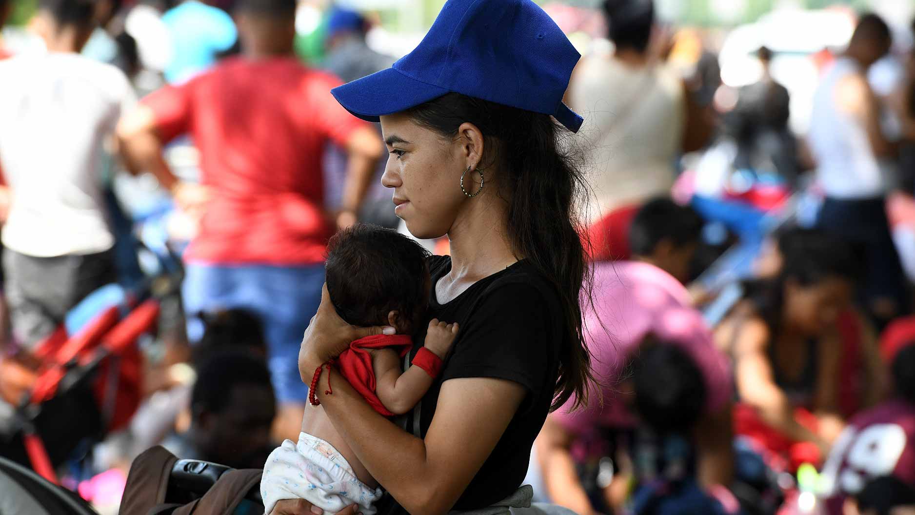 Image for the title: Migrant caravan advances slowly in southern Mexico 