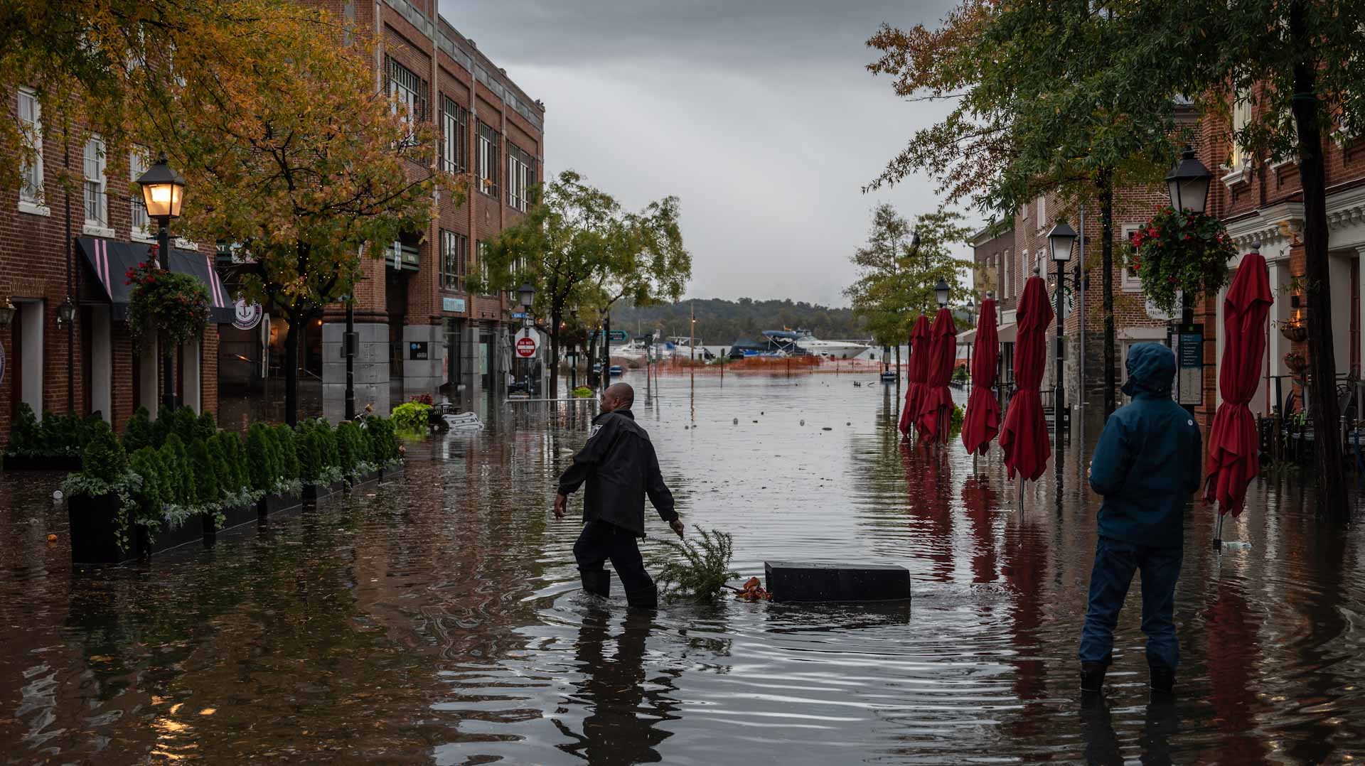 Image for the title: US East Coast hit by flooding 