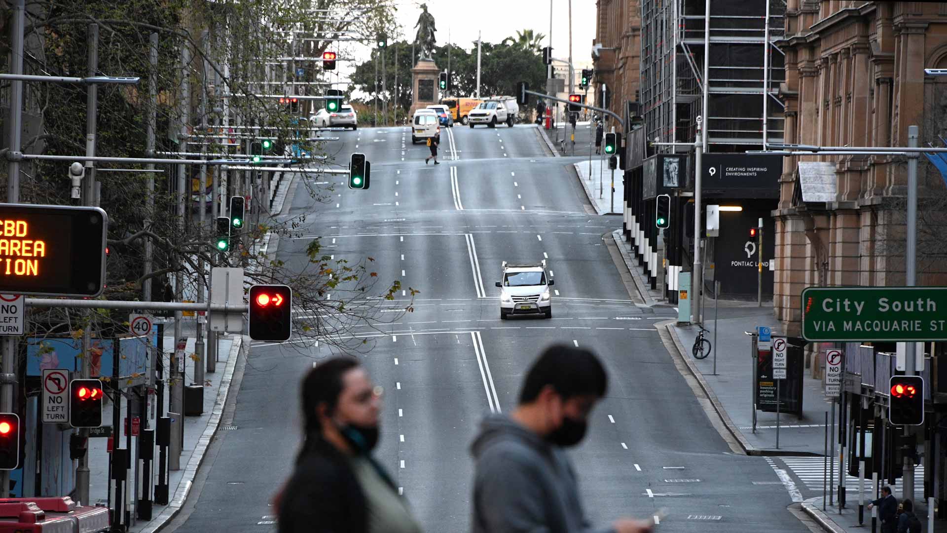Image for the title: Melbourne back to the races, shops as vaccination rate hits 80% 