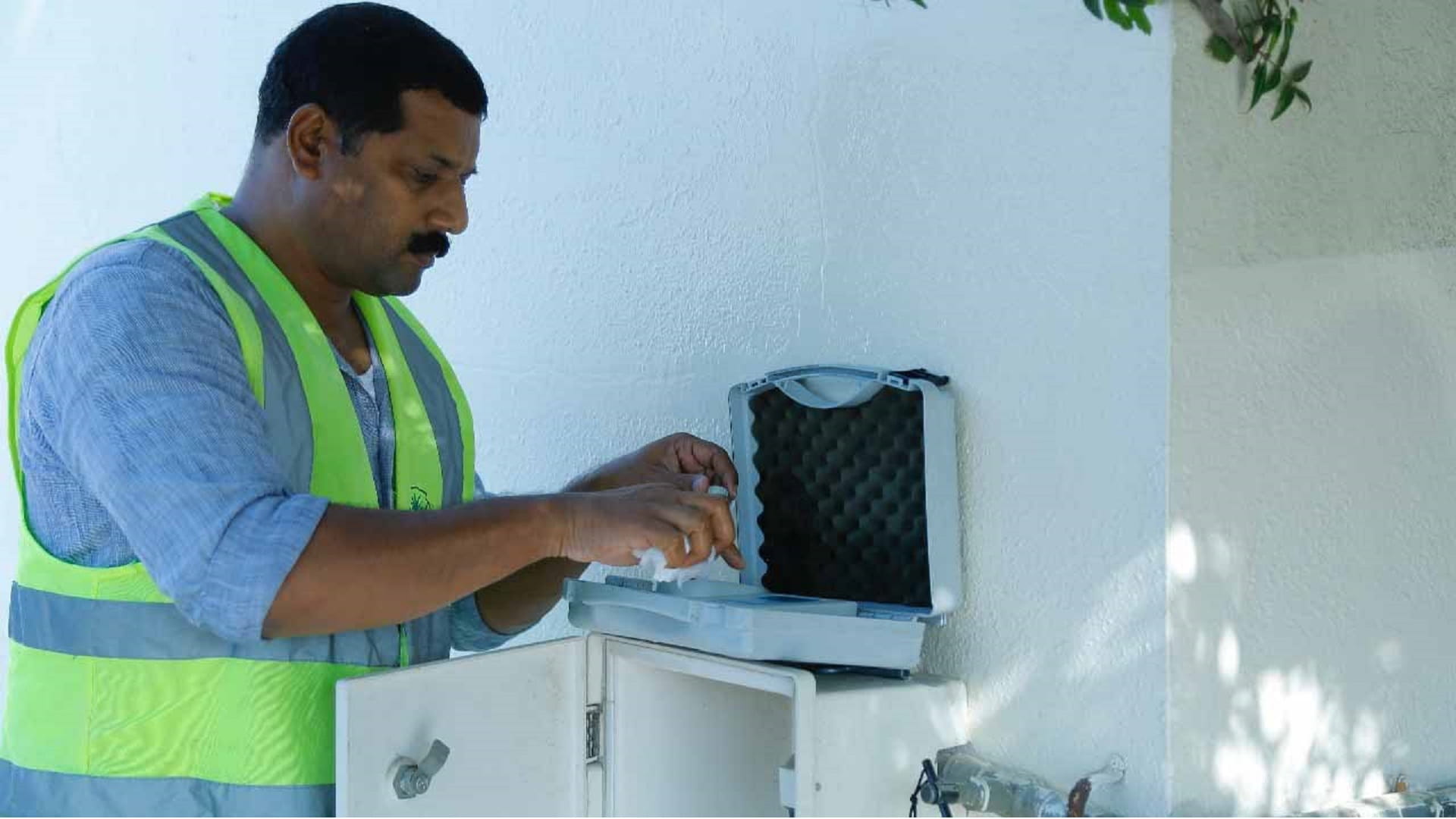 صورة بعنوان: "كهرباء الشارقة" تتأكد من جودة المياه بفحص 6263 عينه في المختبر 