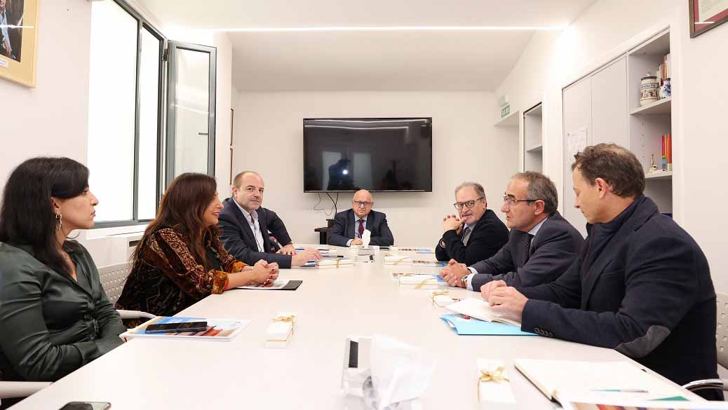 صورة بعنوان: بدور القاسمي تلتقي ممثلي دور النشر ومجلس إدارة الرابطة الإسبانية 