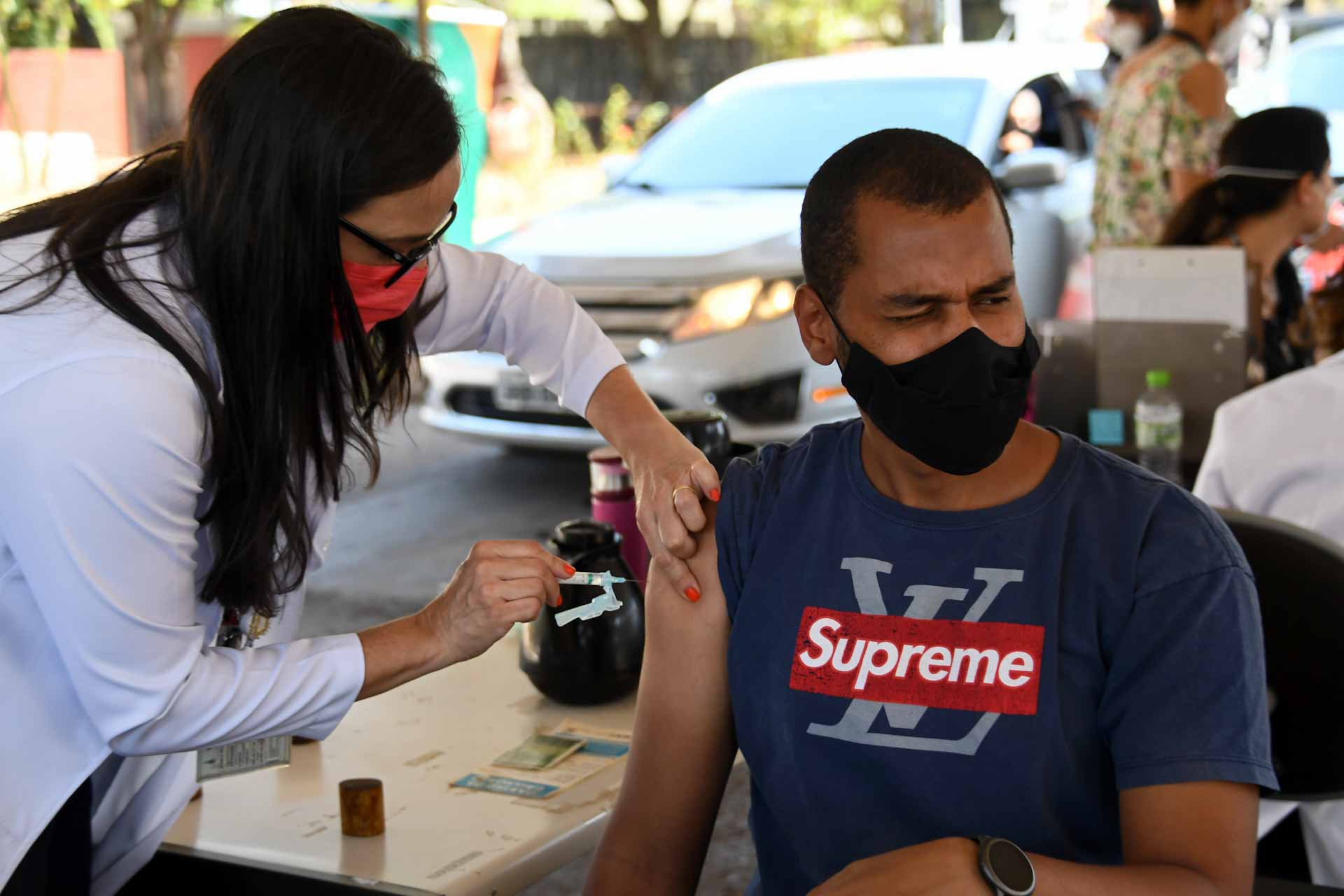 Image for the title: Brazil registers 10,693 new COVID-19 cases, 232 deaths 
