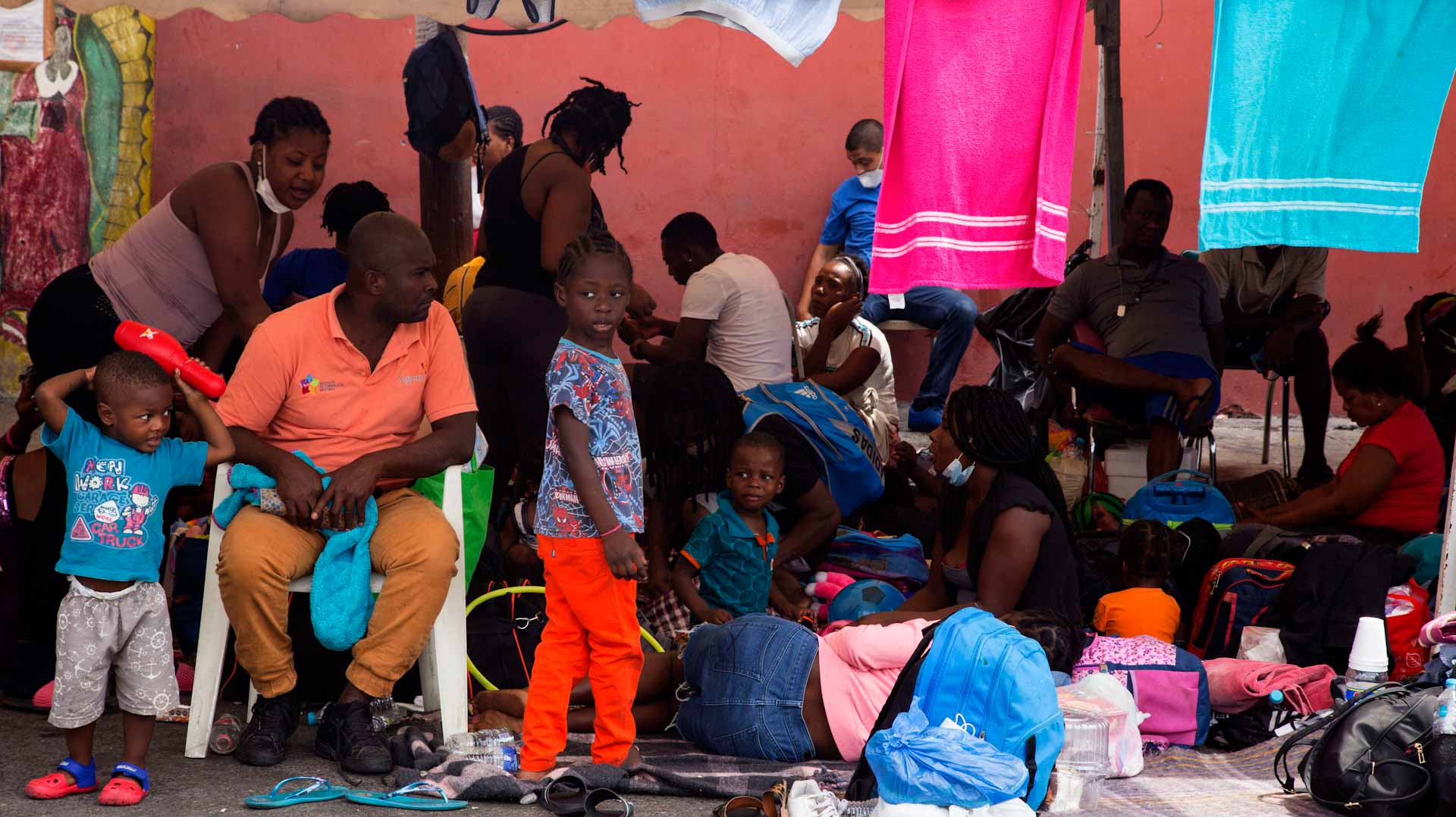 Image for the title: Migrant caravan in southern Mexico to pause over health concerns 