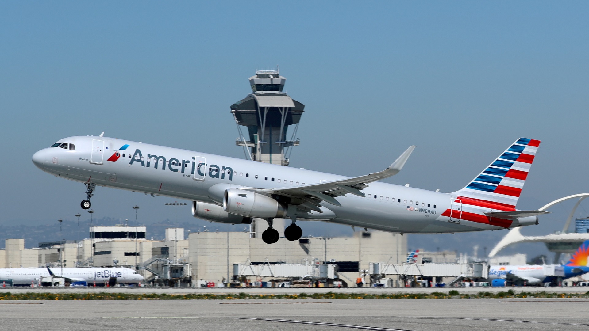 Image for the title: American Airlines cancels 850 flights due to staff shortages 