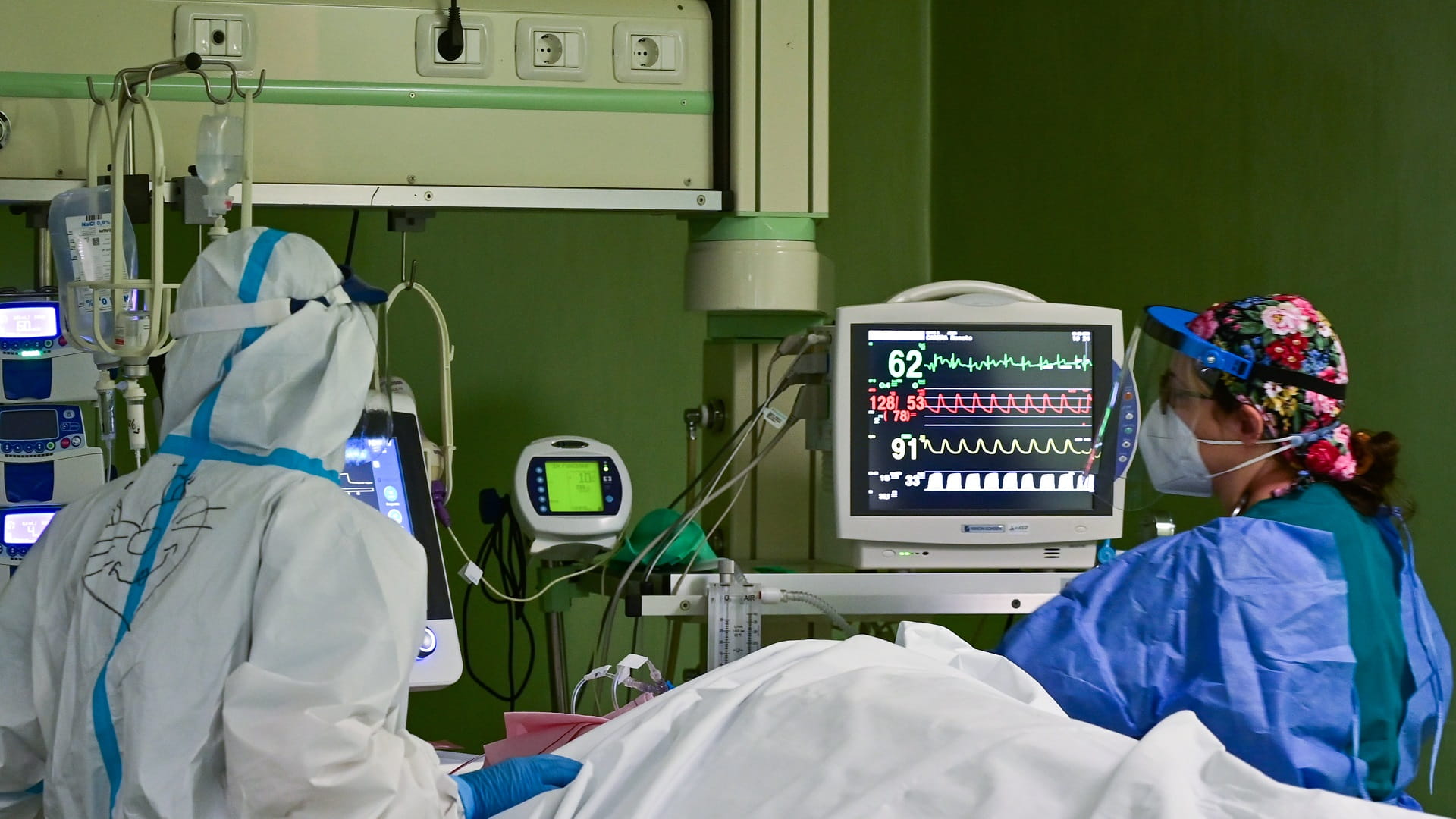 Image for the title: Italy suffers 26 coronavirus deaths, 4,526 new cases 