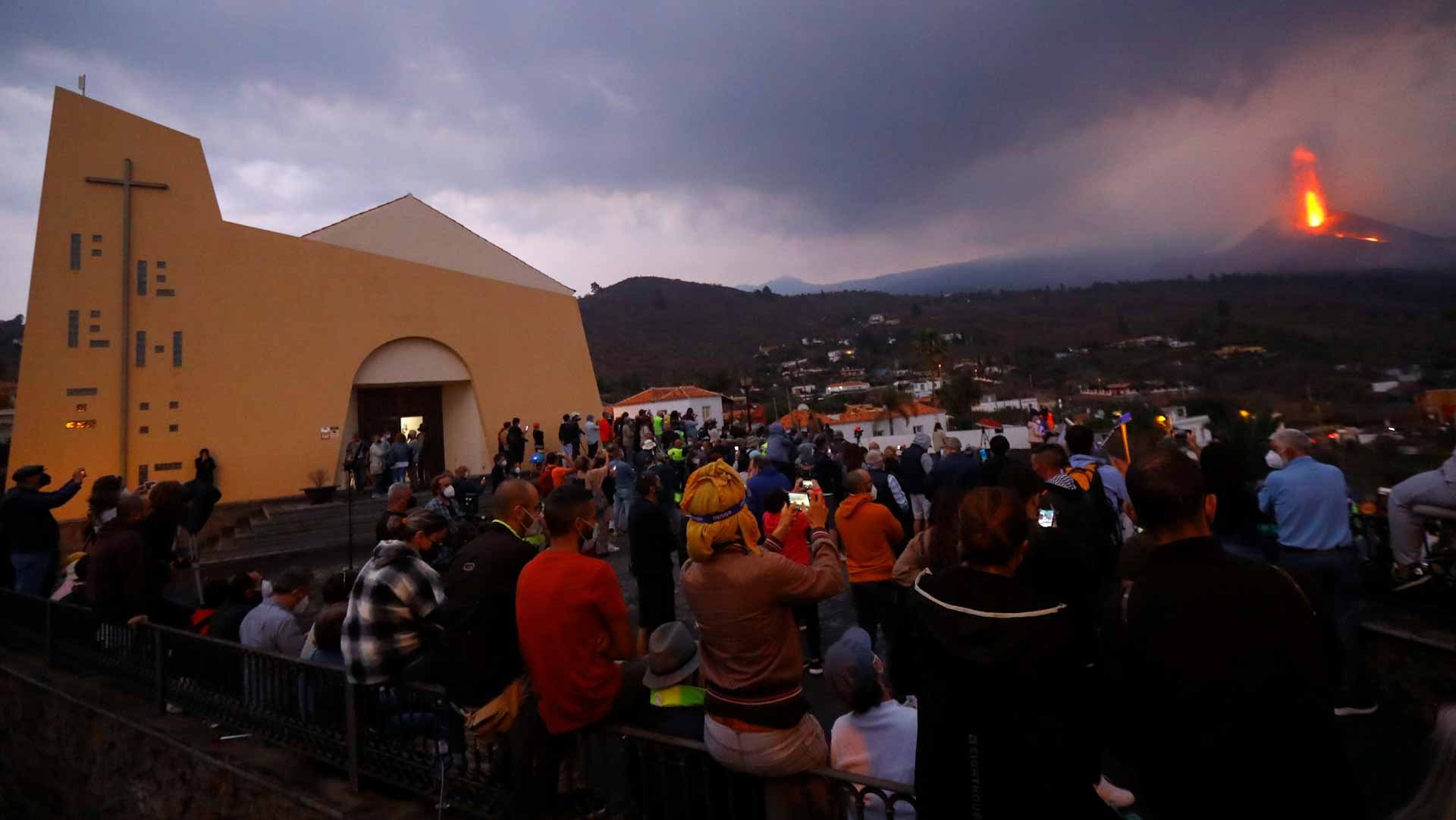 Image for the title: Tourists head to Spanish island of La Palma to see volcano 