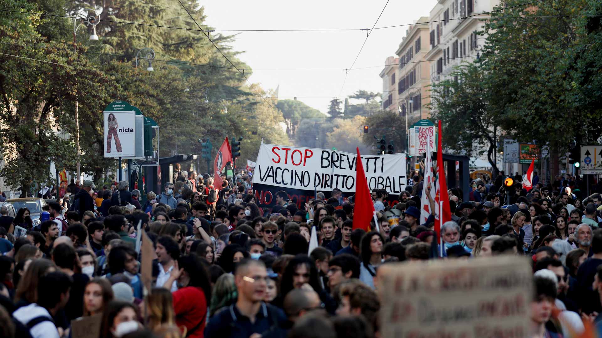 Image for the title: Thousands demonstrate in Rome as G20 discuss climate 