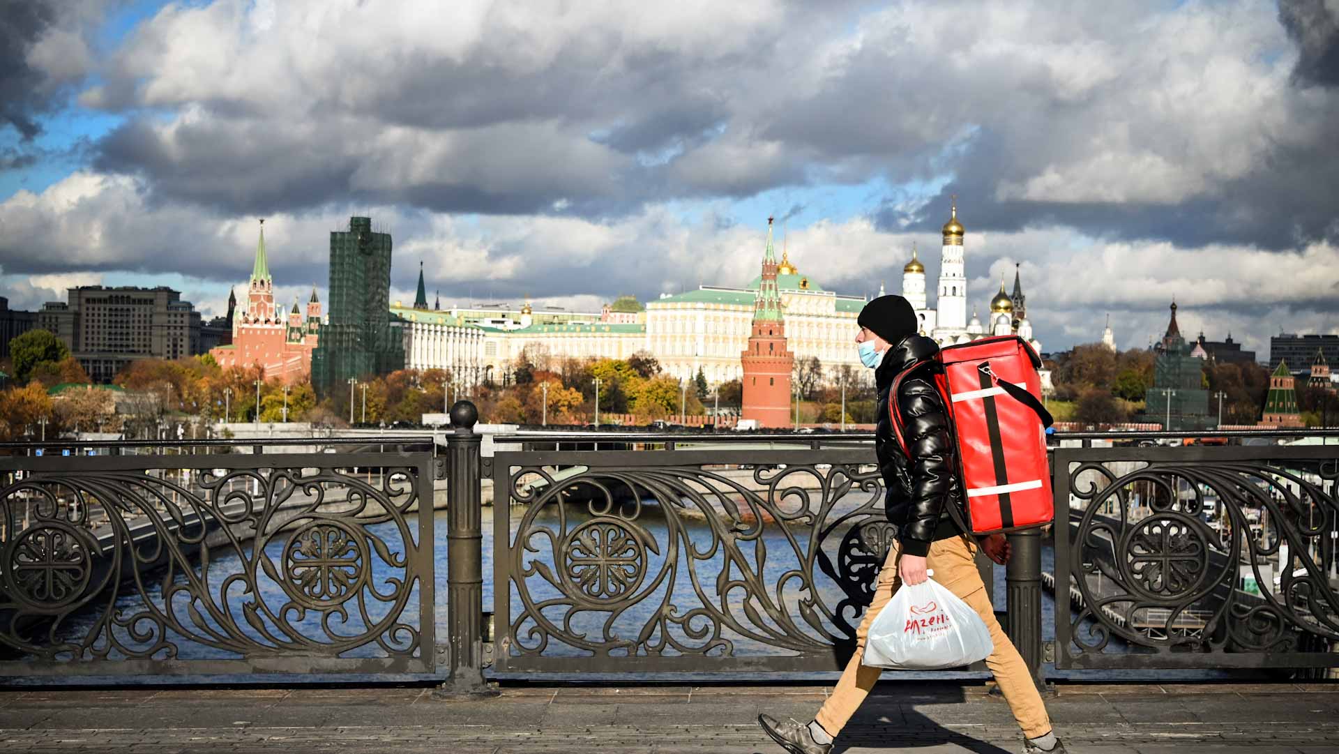 Image for the title: Russia imposes nationwide paid holiday to curb Covid 