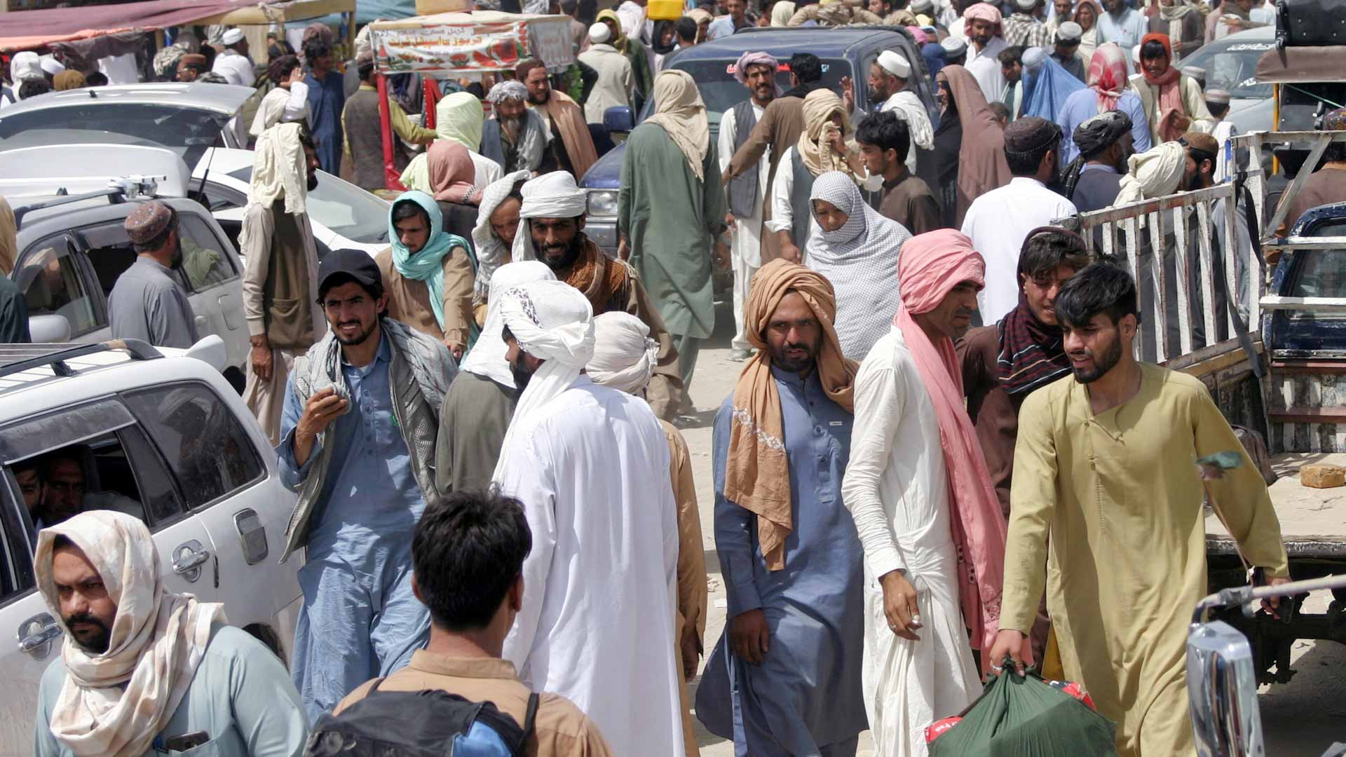 صورة بعنوان: رغم الخوف.. أفغان يتدافعون نحو الحدود البرية بعد إغلاق المطار 