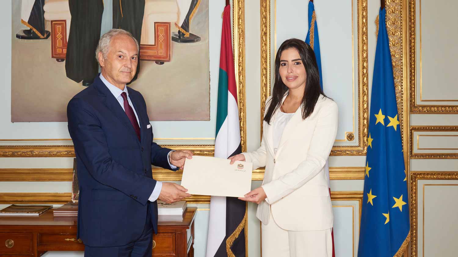 صورة بعنوان: سفيرة الدولة لدى فرنسا تقدم نسخة من أوراق اعتمادها 