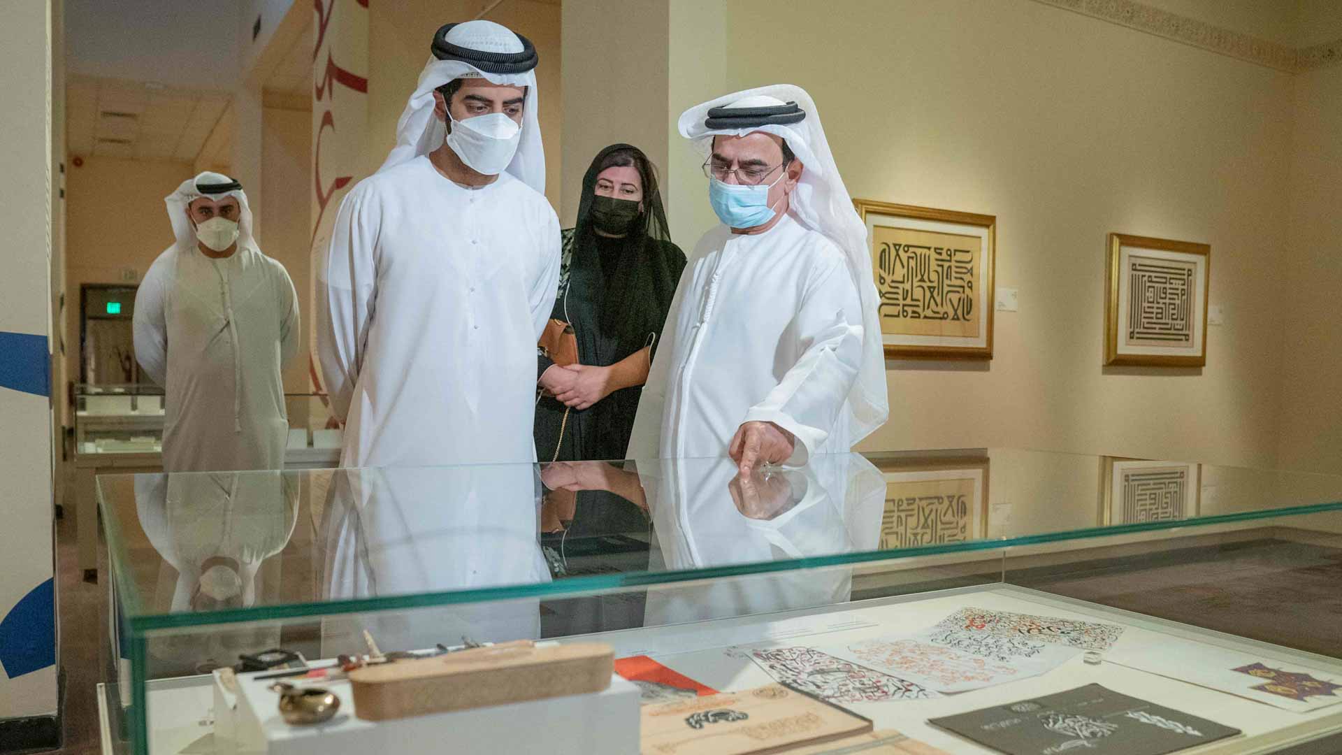 صورة بعنوان: سالم بن عبد الرحمن يفتتح معرض "حروف مشرقة" للفنان محمد مندي 