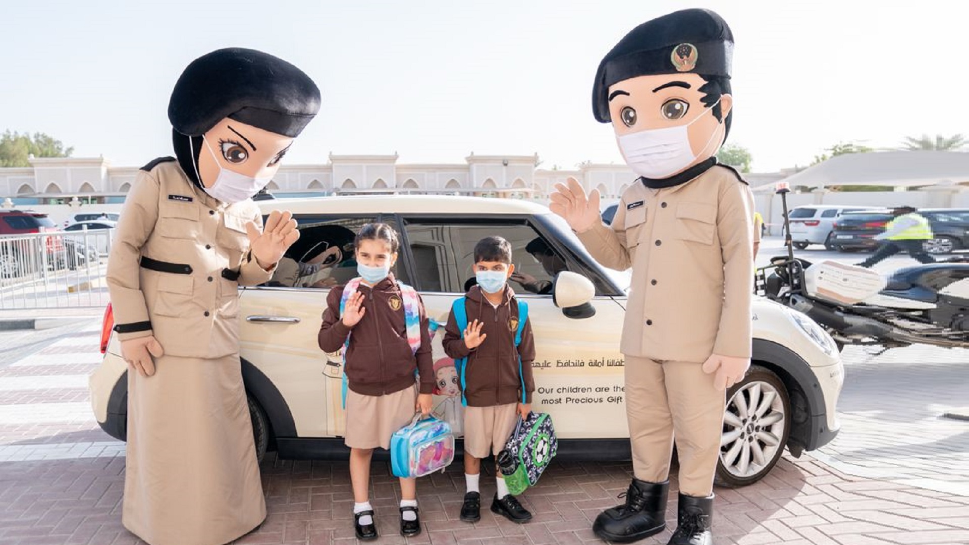 صورة بعنوان: "الحرس الأميري" يحقق أمنية طالبين باصطحابهما بدورية أمن المدارس 