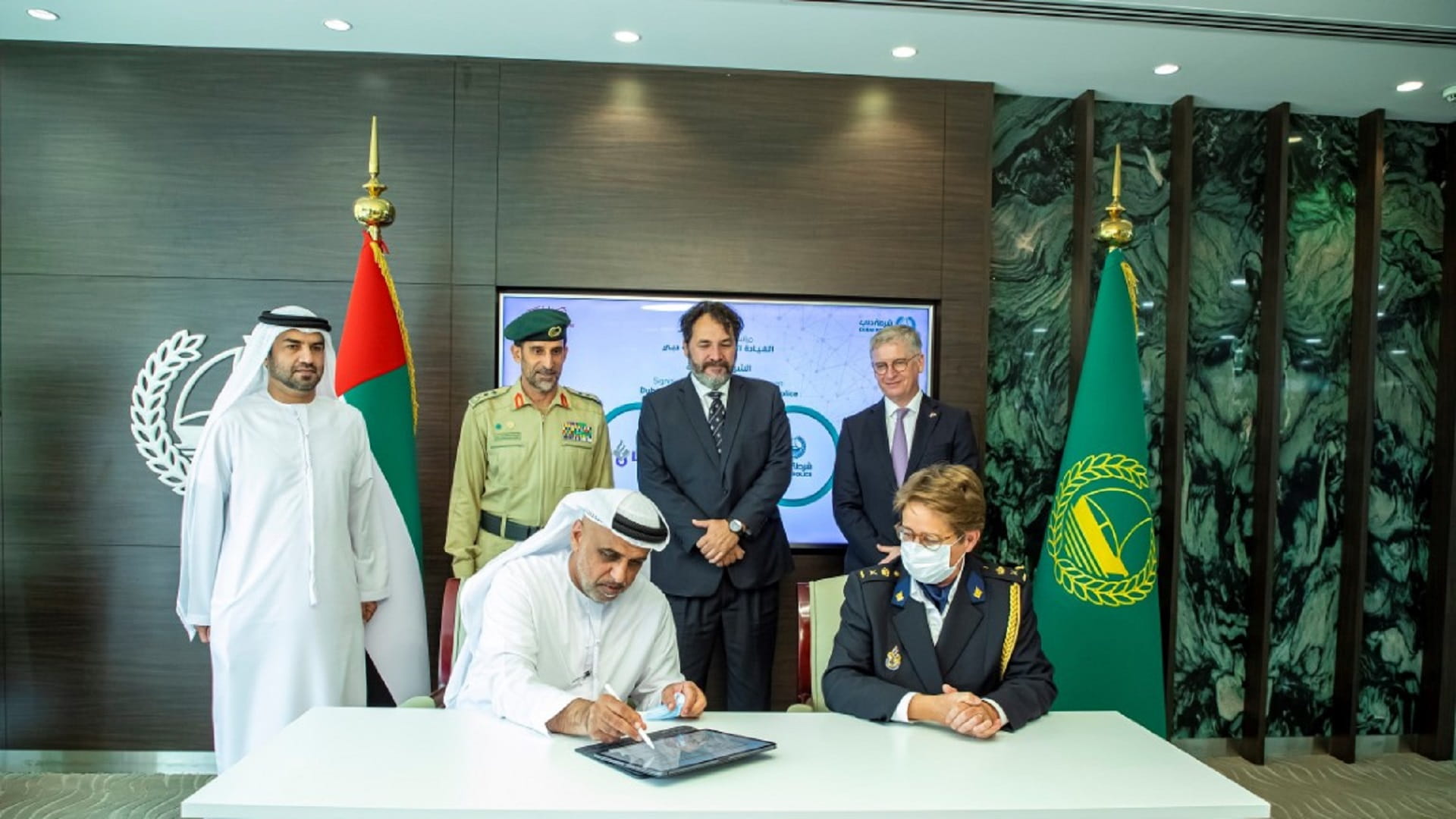 صورة بعنوان: شرطة دبي ونظيرتها الهولندية توقعان مذكرة تعاون 