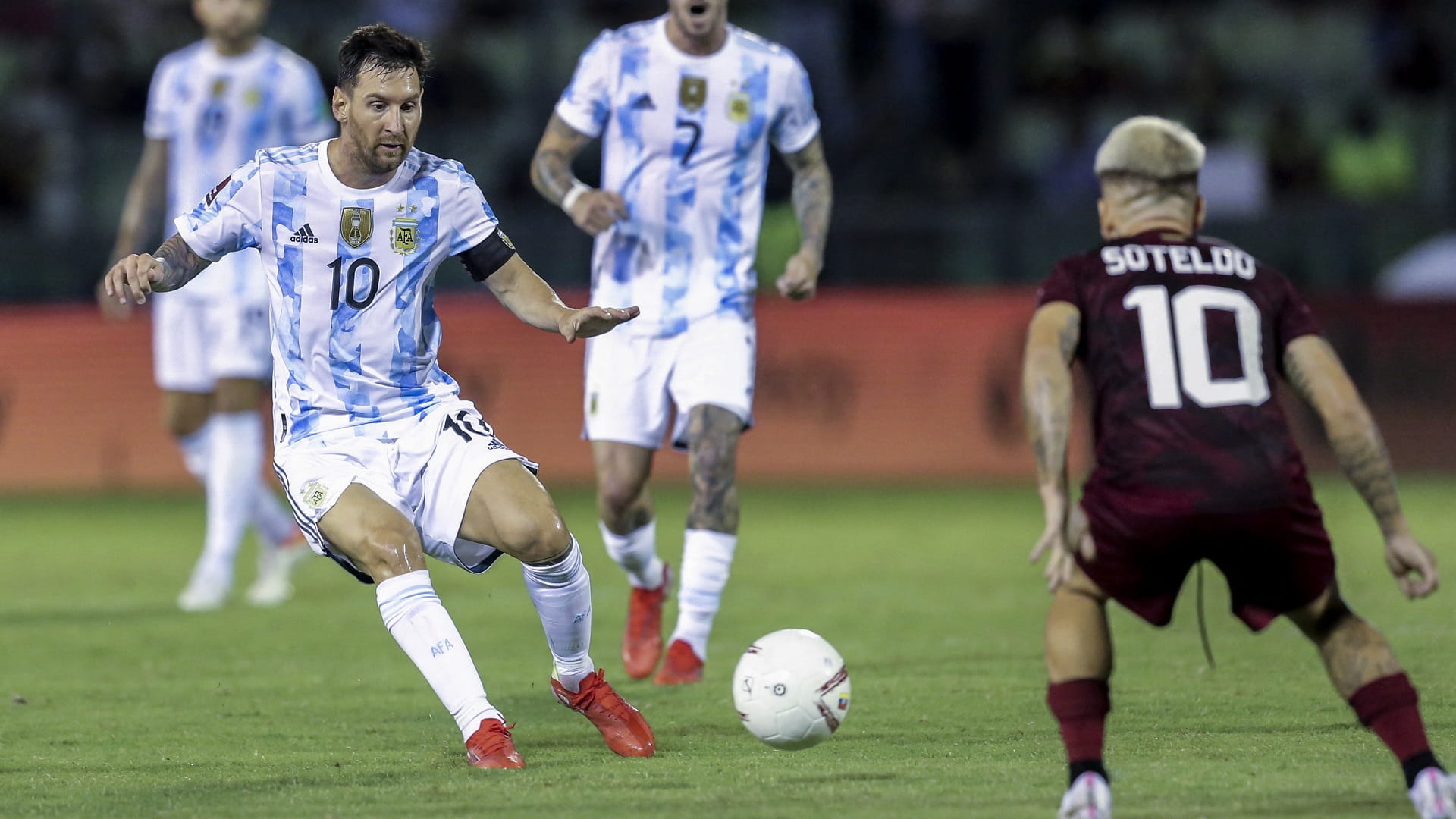 صورة بعنوان: الأرجنتين تحافظ على سجلها الخالي من الهزائم في تصفيات المونديال 