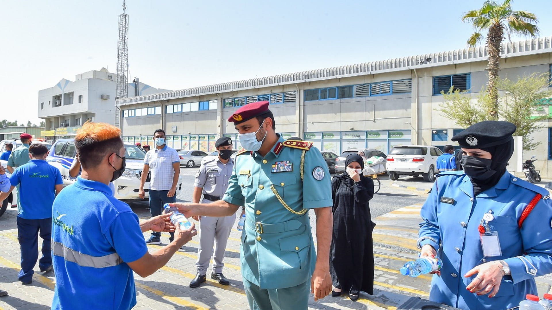 صورة بعنوان: شرطة الشارقة تطلق حملة "ينابيع العطاء" لفئة العمال 