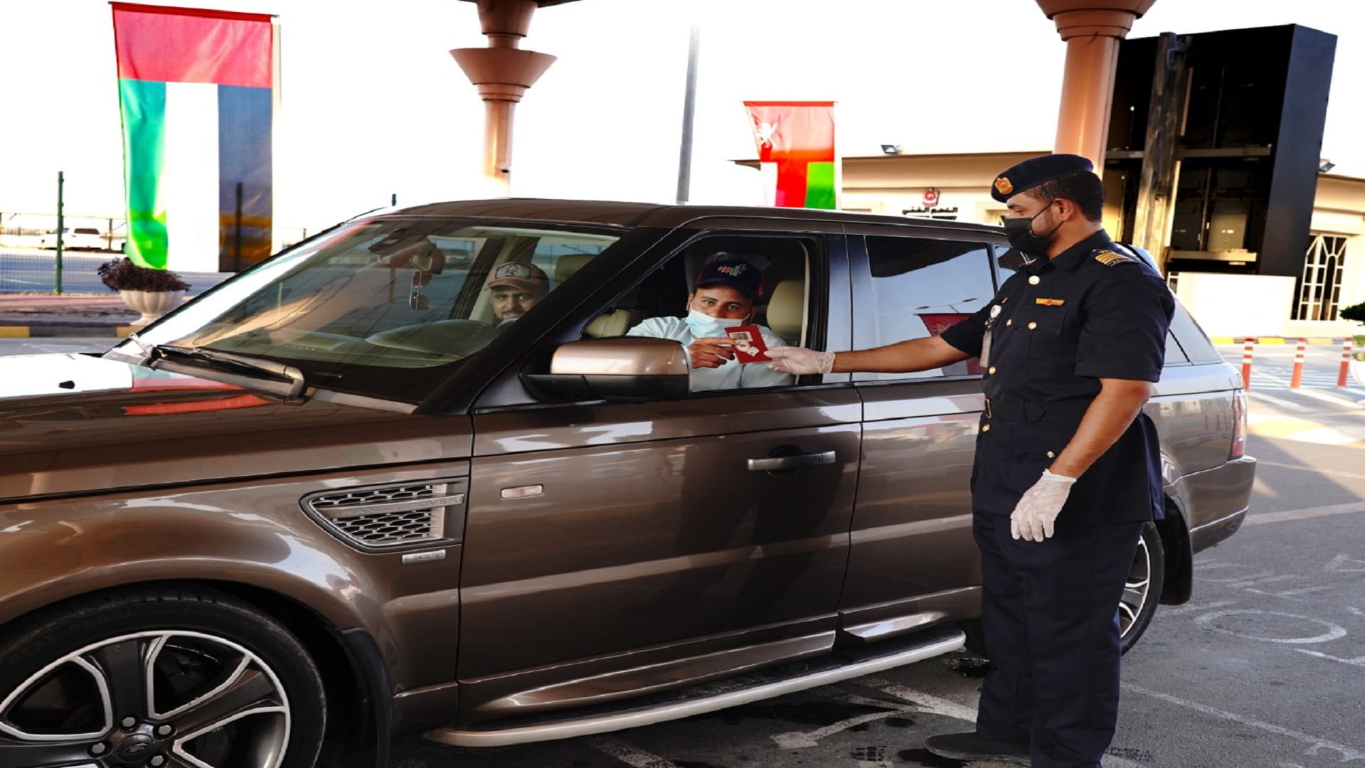 صورة بعنوان: منافذ الشارقة البرية تستقبل الأشقاء العمانيين بالورود والهدايا  