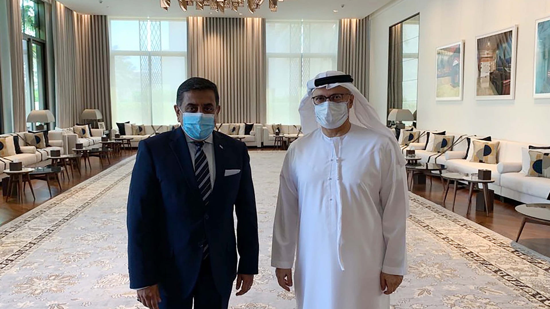 صورة بعنوان: قرقاش يلتقي وزير الدولة البريطاني لجنوب آسيا والكومنولث 