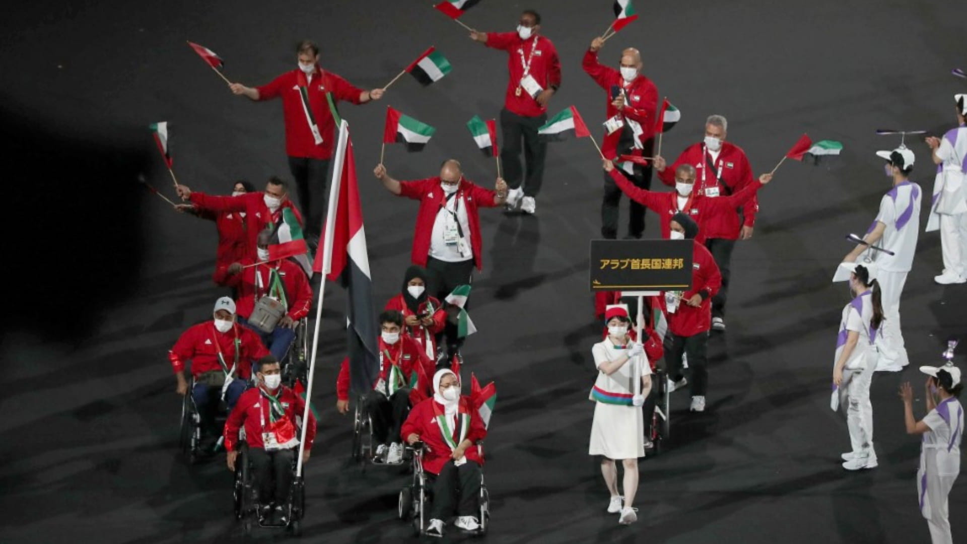 صورة بعنوان: القايد يرفع علم الإمارات في حفل ختام دورة ألعاب بارالمبية طوكيو 