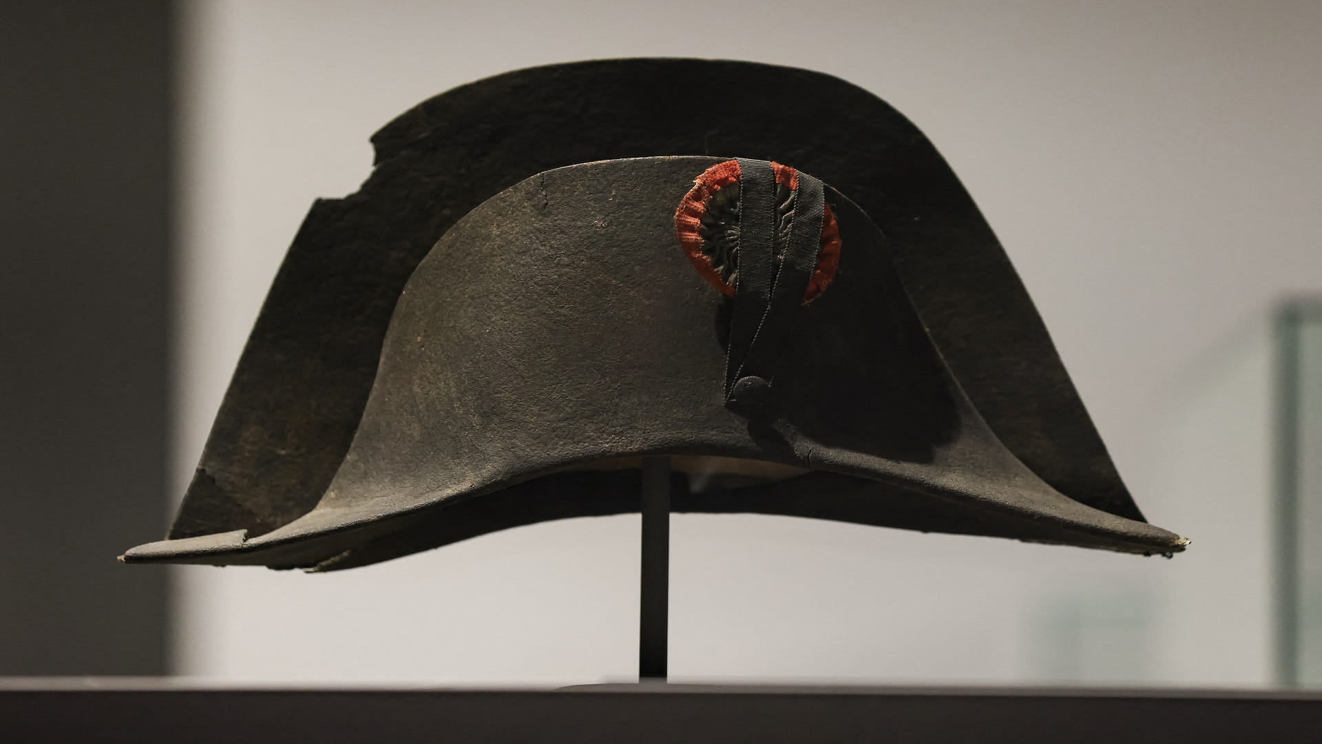 Image for the title: Newly discovered Napoleon hat in Hong Kong 