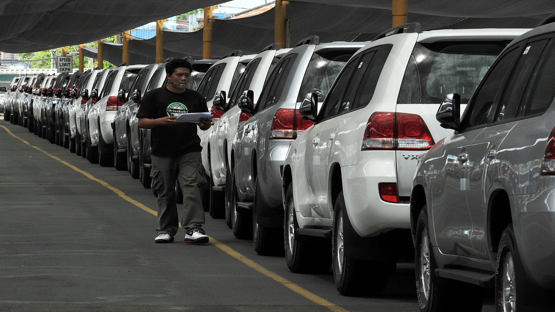 Image for the title: Japanese automakers' China car sales tumbled in August 