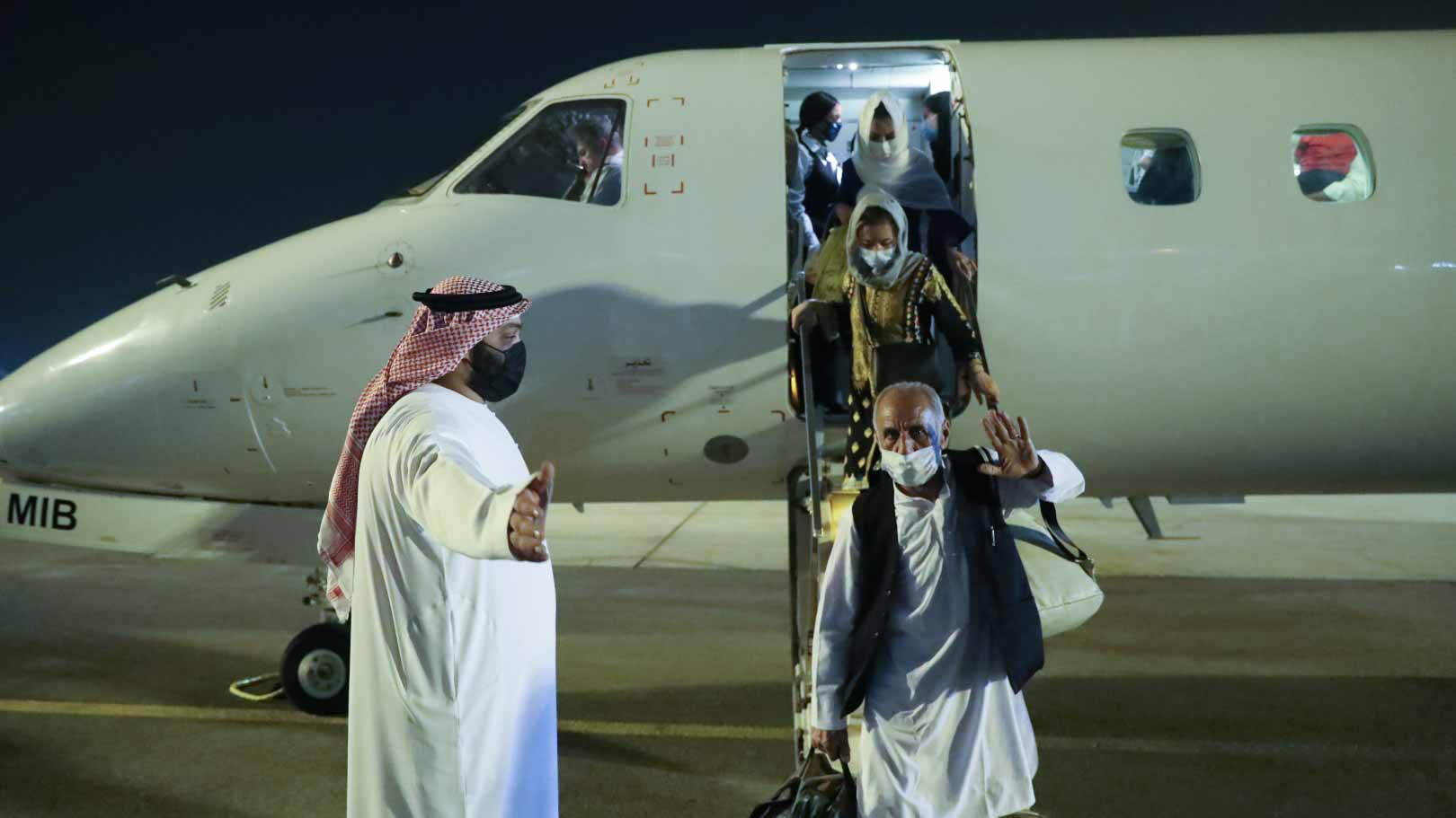 صورة بعنوان: الإمارات تستقبل 41 أفغانياً تم إجلاؤهم لدواعٍ إنسانية 