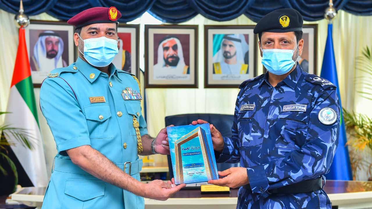 صورة بعنوان: اللواء الشامسي يهنئ المساعد أول أحمد النقبي بصدور كتابه 